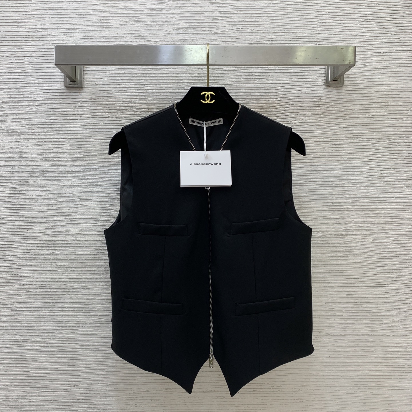 NO:842570,Model No. D26051646 Alexander Wan* Wangjia’s new custom-made double-ended zipper placket AB fabric splicing back buckle slim fit V-neck vest sleeveless top!  Black, (M size bust 92, mid back length 46),,alexander wang,19860909款号D26051646 Alexander Wan*大王家新款定制双头拉链门襟AB面料拼接后背卡扣修身显瘦V领马甲无袖上衣！黑色, （M码胸围92,后中长46）,,alexander wang,,Women's clothing