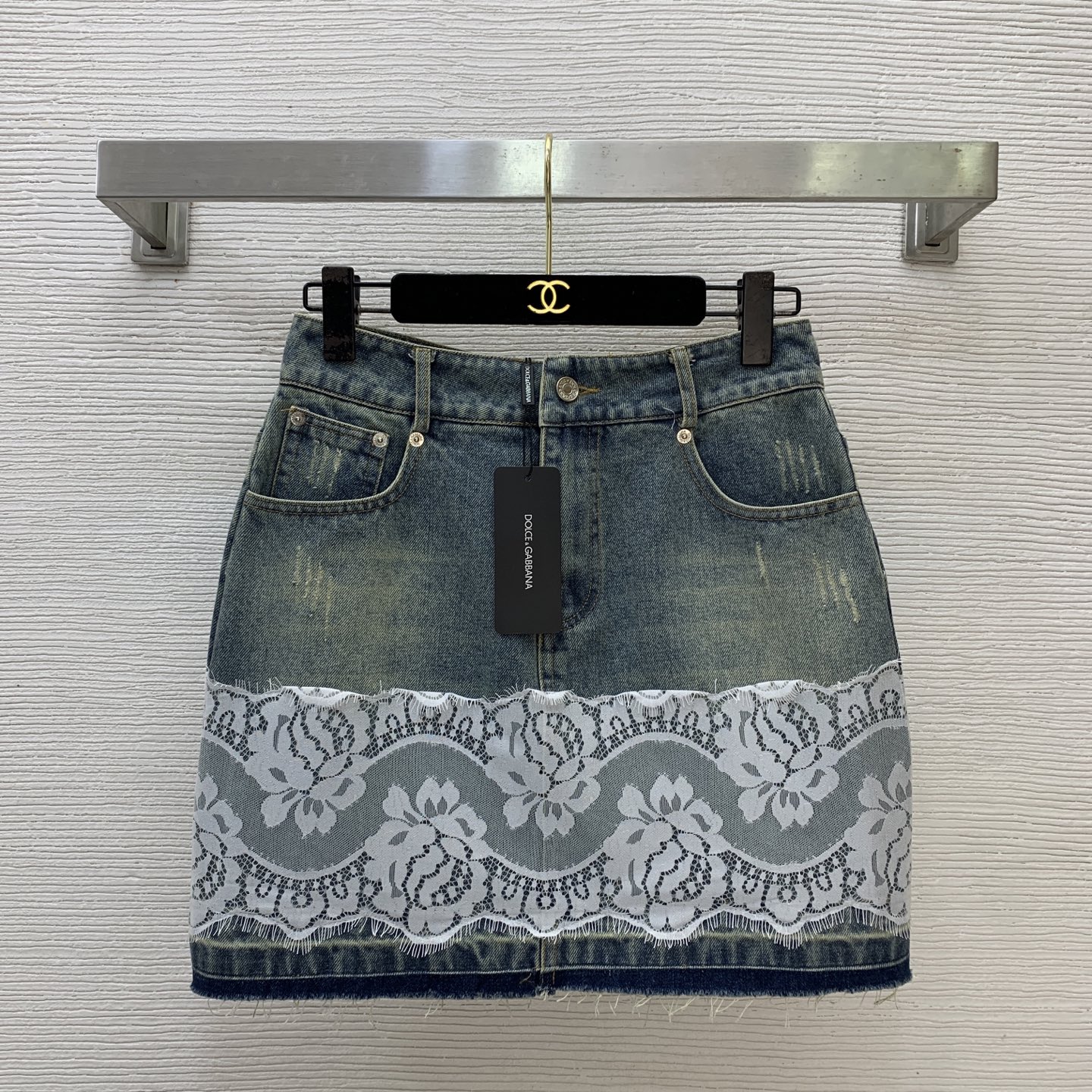 NO:865562,Style number D26052346 & Dolce & Gabbana DG new custom washed denim cotton, leather square letter logo metal logo decoration lace splicing high waist slim denim skirt skirt!  (M size waist 70 non-elastic, hip 92, skirt length 43),,Dolce&Gabbana,skirts,19860909款号D26052346 &杜嘉班纳DG新款定制洗水牛仔棉、皮革方形字母logo金属徽标装饰蕾丝拼接高腰显瘦牛仔短裙半身裙！ （M码腰围70无弹力,臀围92,裙长43）,,Dolce&Gabbana,skirts,,Women's clothing