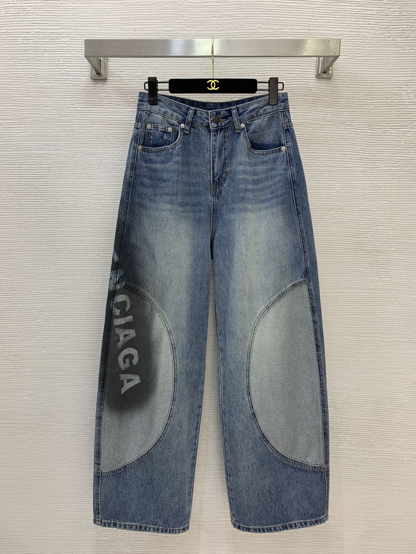 NO:845521,Style No. G26052064 BALENCIAC*A Parisian new model, high-end customized washed denim cotton, contrasting color stitching with letter logo graffiti, loose, fashionable, cool and handsome scimitar pants and wide-leg jeans!  (M size waist 70 non-elastic, hip 106, pants length 107),,balenciaga,balenciaga,jeans,19860909款号G26052064 BALENCIAC*A巴黎家新款 高端定制洗水牛仔棉、撞色拼接字母logo涂鸦宽松时尚酷帅弯刀裤阔腿牛仔裤！（M码腰围70无弹力,臀围106,裤长107）,,balenciaga,balenciaga,jeans,,Women's clothing