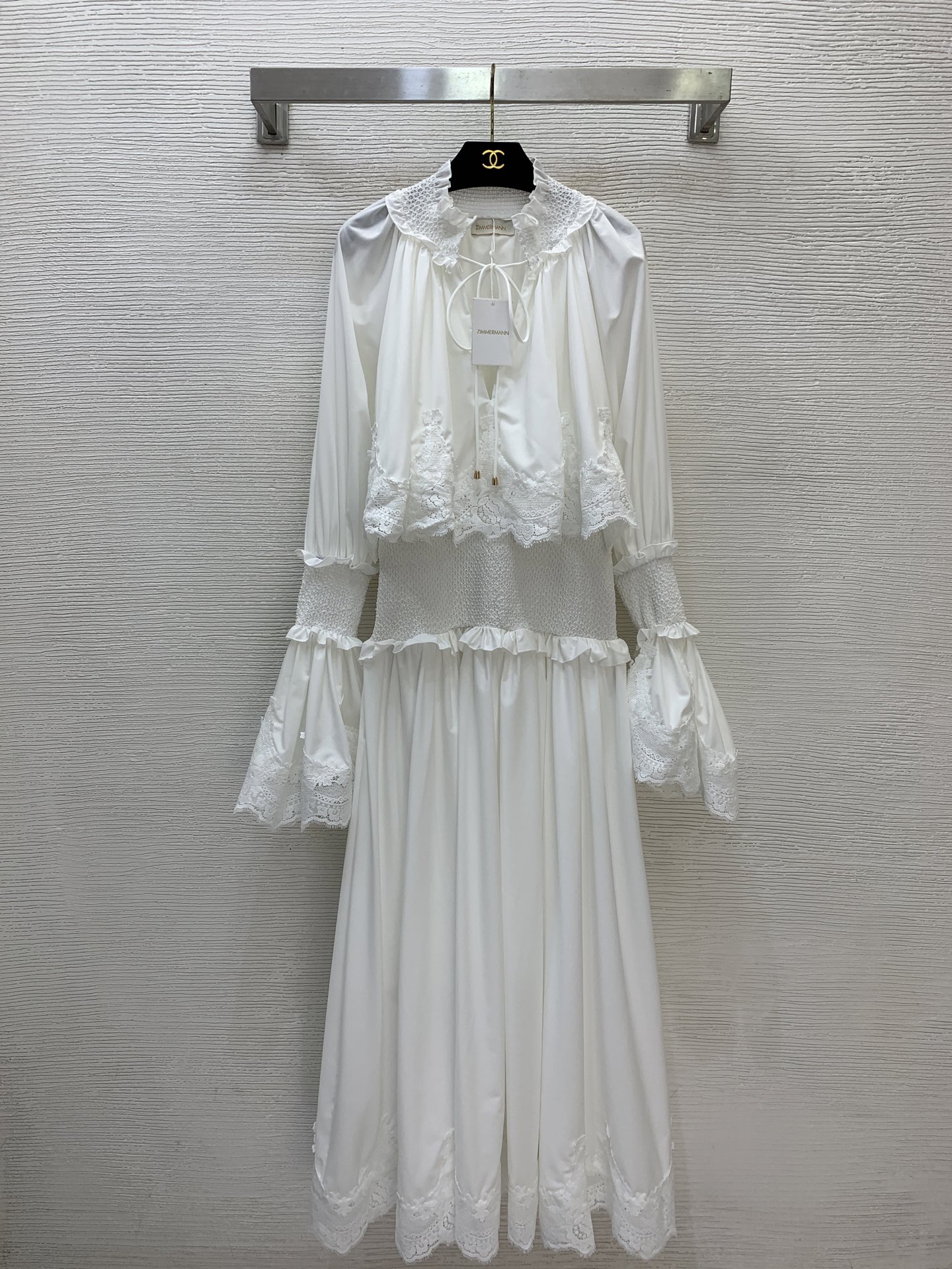 NO:844794,Style No. G26051968 ZIMMERMA*N Zimmerman Australian brand, high-end customized cotton fabric, lace splicing, stylish and waist-shrinking slimming bell cuffs V-neck long-sleeved dress long skirt!  Black, white, 1.2.3.4/SMLXL (size 2 bust 84, waist 74-90 with stretch, raglan sleeve length 80, skirt length 136),,skirts,19860909款号G26051968 ZIMMERMA*N兹默曼澳洲品牌 高端定制棉质面料、蕾丝花边拼接气质时尚打揽缩腰显瘦喇叭袖口V领长袖连衣裙长裙！黑色、白色、1.2.3.4/SMLXL（2码胸围84,腰围74～90打揽弹力,连肩袖长80,裙长136）,,skirts,,Women's clothing