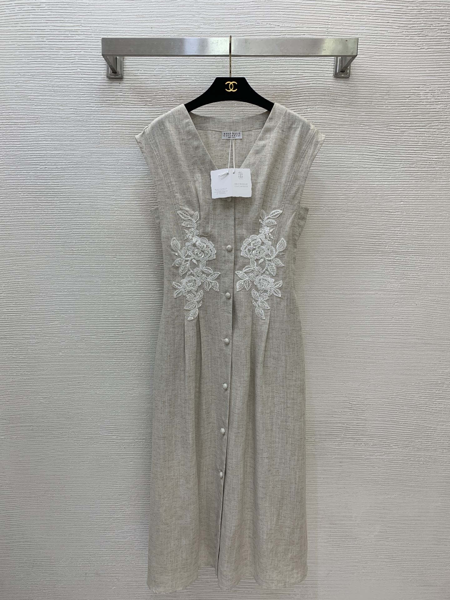 NO:855849,Model No. G26052289 Brunel*o Cucinel*i's new BC family's new high-end customized Tencel linen blended fabric, heavy sequin embroidered single-breasted placket, pleated waist, slimming V-neck sleeveless dress!  (M size shoulder width 45, bust 82~88, waist 72, skirt length 119),, brunello cucinelli, chanel, skirts,19860909款号G26052289 Brunel*o Cucinel*i新款BC家新款高端定制天丝亚麻混纺面料、重工珠片绣花单排扣门襟压褶收腰显瘦V领无袖连衣裙！ （M码肩宽45,胸围82～88,腰围72,裙长119）,,brunello cucinelli,chanel,skirts,,Women's clothing