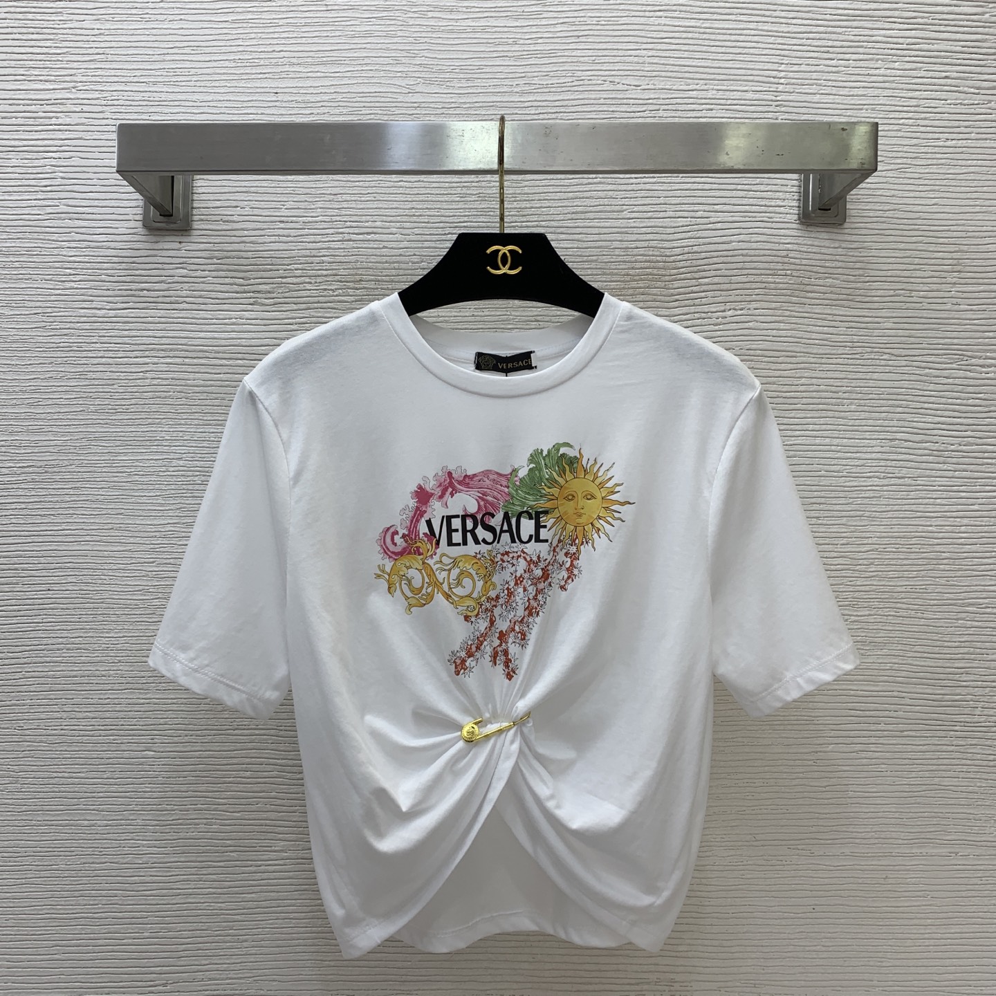 NO:845538,Model No. D26052015 VERSAC* new style sunflower letter logo printed hem pin twist design with belly button exposed short t-shirt top!  Black, white, (M size shoulder width 40, chest 90, sleeve length 22, dress length 46), versace, tees, t-shirt,19860909款号D26052015 VERSAC*新款 太阳花字母logo印花下摆别针扭结设计漏肚脐短款t恤上衣！黑色、白色、 （M码肩宽40,胸围90,袖长22,衣长46）,,versace,tees，t-shirt,,Women's clothing