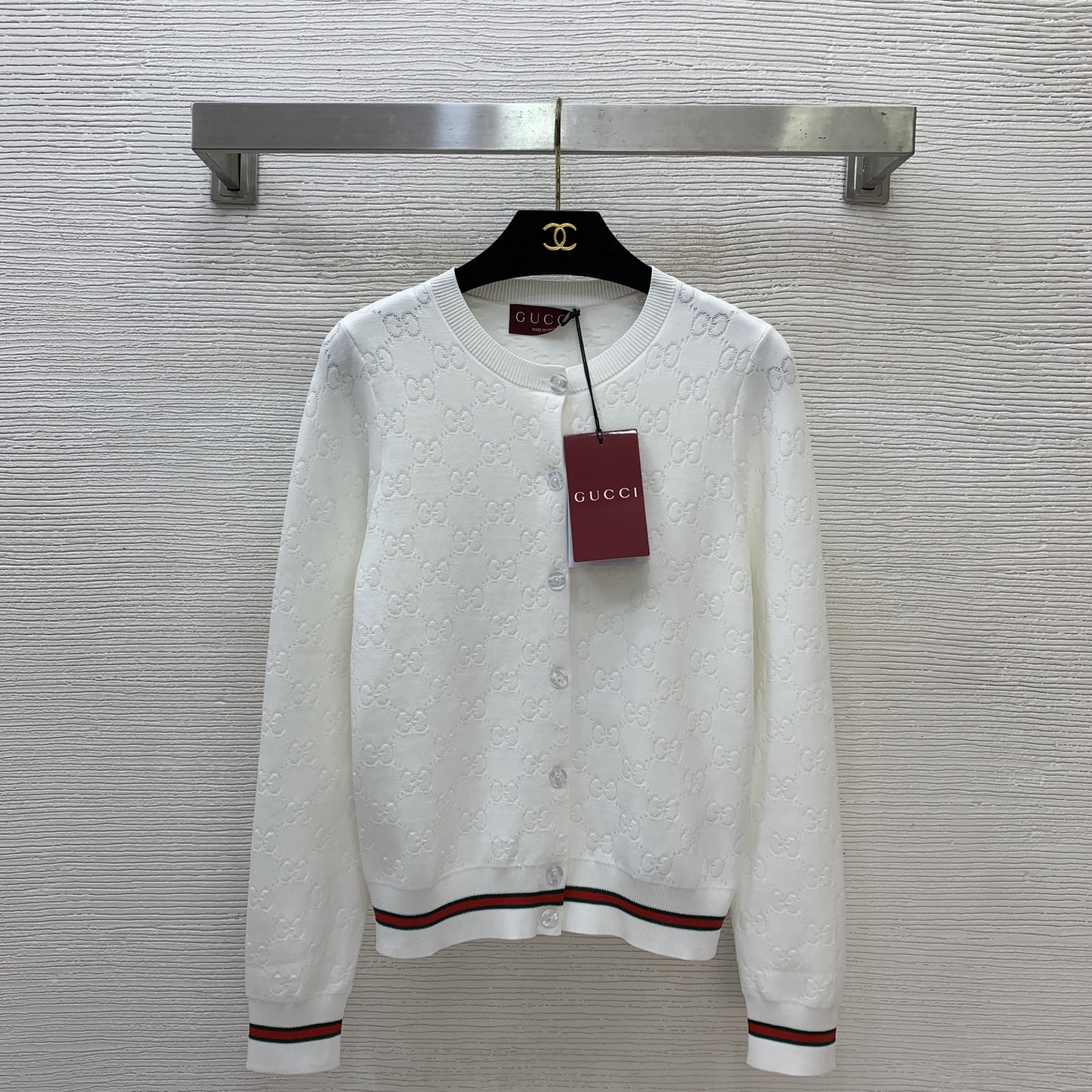 NO:845550,Style No. G26052027 GUCC* new summer model, high-end custom-made GG letter logo jacquard, contrast stripe edge button placket, round neck, long-sleeved knitted cardigan top!  White, (M size bust 80, sleeve length 21, dress length 45),,gucci,19860909款号G26052027 GUCC*夏季新款 高端定制GG字母logo提花、撞色条纹边系扣门襟圆领长袖针织开衫上衣！白色,（M码胸围80,袖长21,衣长45）,,gucci,,Women's clothing