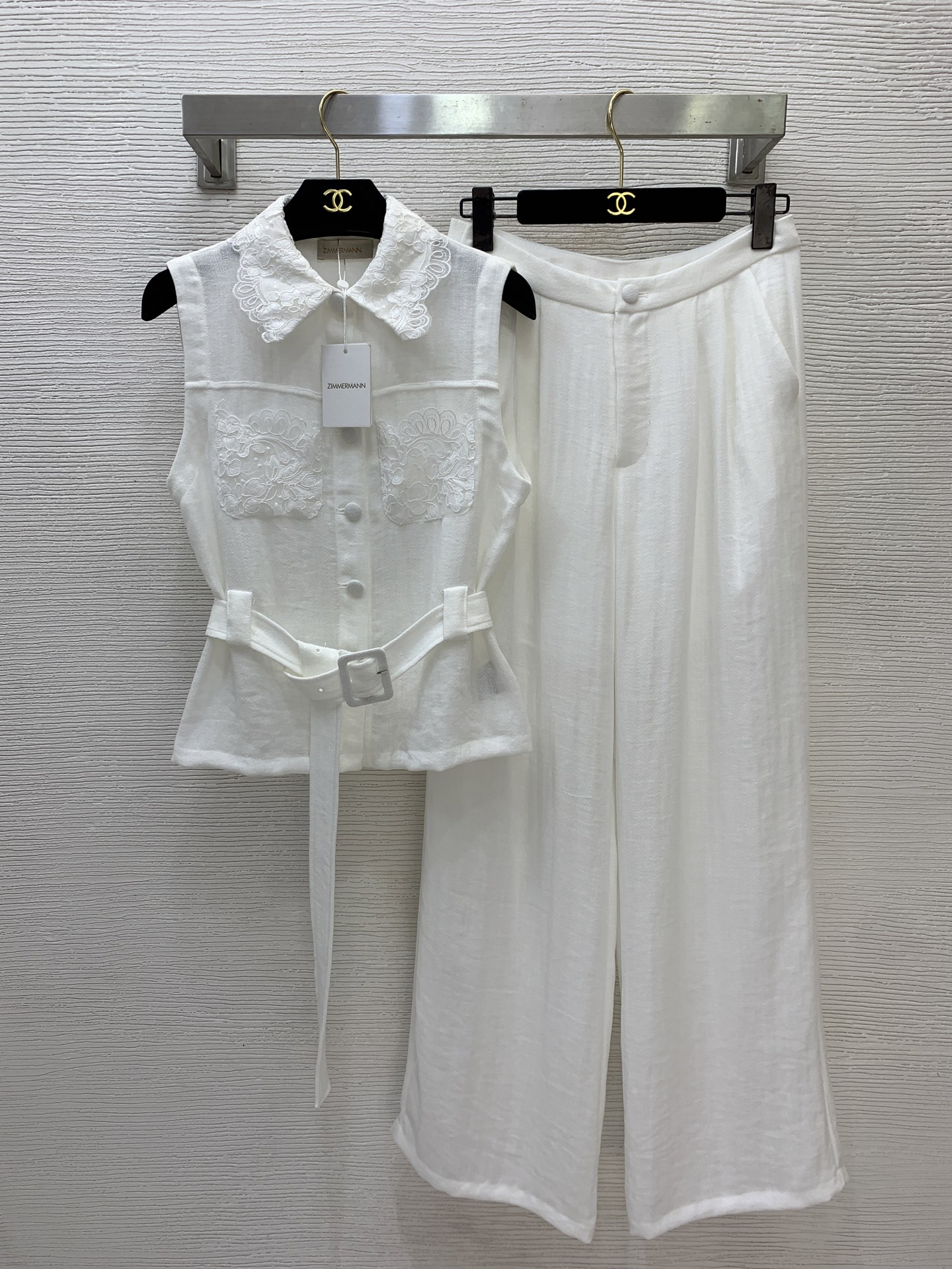 NO:845511,Style number G2605 ZIMMERMA*N Zimmerman Australian brand high-end customized elegant and fashionable two-piece suit!  Lace stitching buttoned lapel sleeveless top high waist pleated wide leg trousers!  Blue, white, 36-38-40-42 (size 38: bust 84, length 55; waist 70, hips 104, pants length 103),,19860909款号G2605 ZIMMERMA*N兹默曼澳洲品牌高端定制气质高雅时尚两件套装！蕾丝花边拼接系扣翻领无袖上衣高腰压褶阔腿裤长裤！蓝色、白色、36-38-40-42（38码:胸围84,衣长55；腰围70,臀围104,裤长103）,,,Women's clothing
