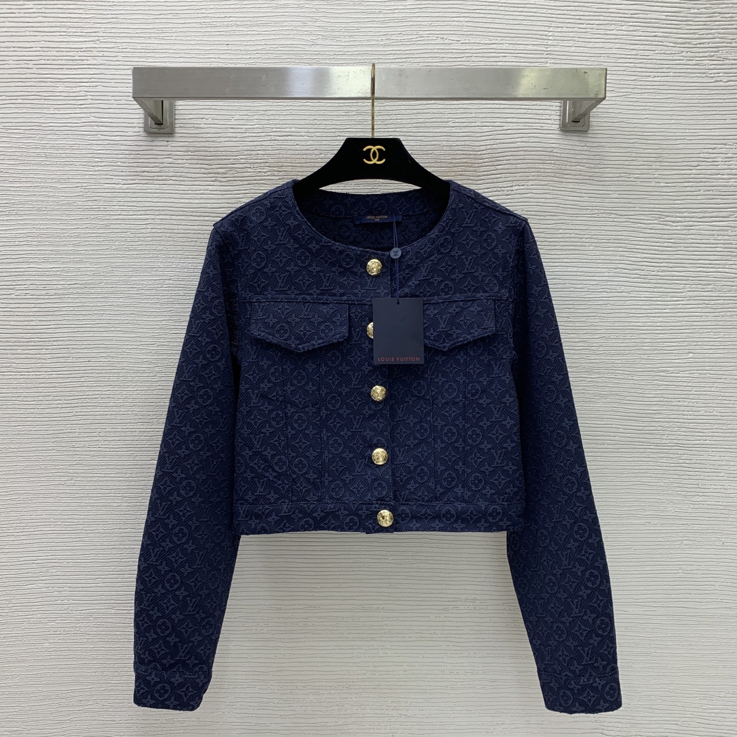 NO:857287,Style No. D26052235 LOUIS*LV’s new custom-made textured presbyopia letter logo jacquard fabric, anchor buttons, flap pockets, button placket, round neck short denim jacket!  (M size shoulder width 39, bust 92, sleeve length 59, clothing length 42),,louis vuitton,louis vuitton,louis vuitton,louis vuitton,jackets & coats,19860909款号D26052235 LOUIS*驴家LV新款定制肌理感老花字母logo提花面料、船锚纽扣翻盖口袋系扣门襟圆领短款牛仔外套！（M码肩宽39,胸围92,袖长59,衣长42）,,louis vuitton,louis vuitton,louis vuitton,louis vuitton,jackets & coats,,Women's clothing