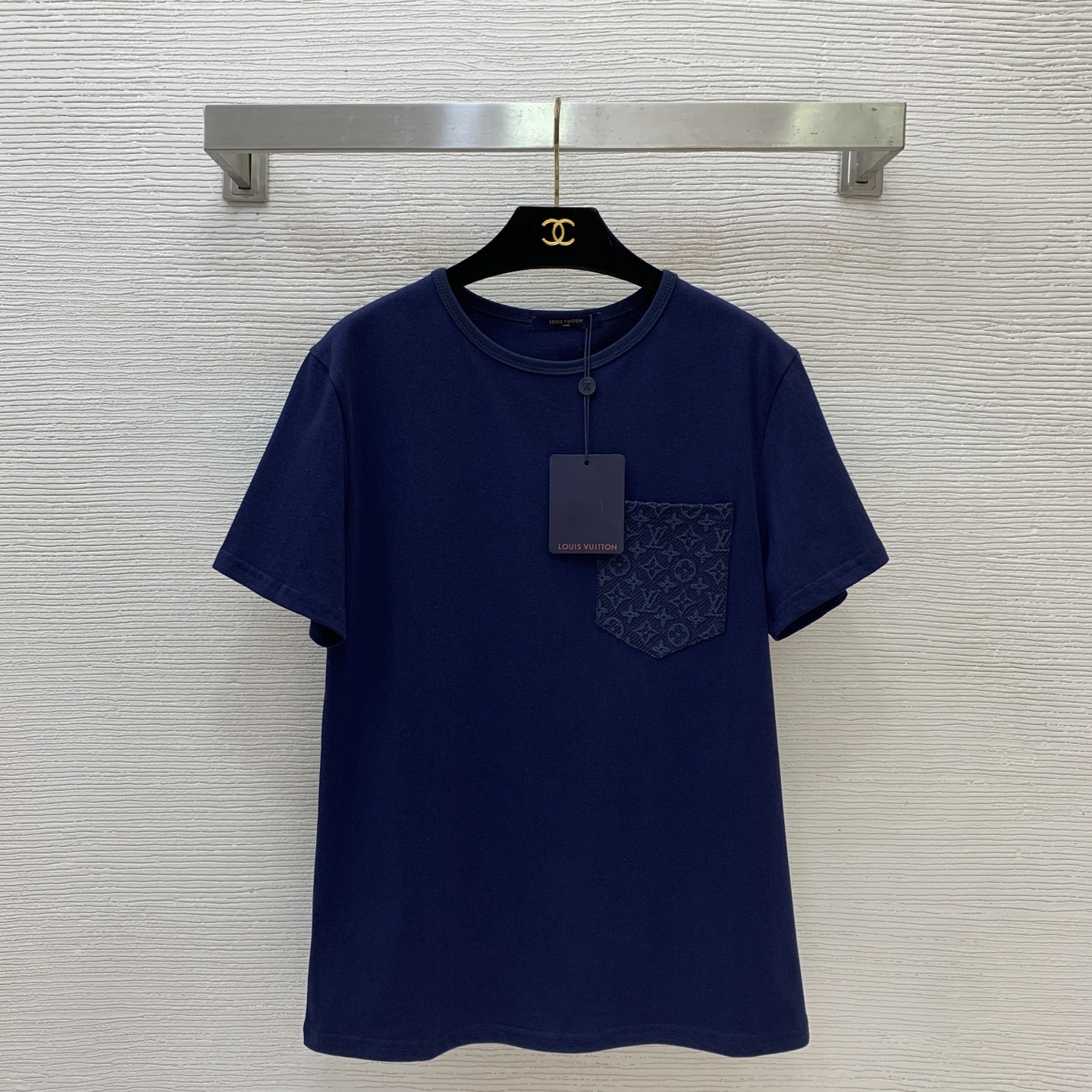 NO:857318,Style number D26052297 LOUIS*LV’s new custom-made textured presbyopic letter logo jacquard pocket fashionable round neck short-sleeved T-shirt top!  (M size shoulder width 42, chest 92, sleeve length 19, clothing length 68),,louis vuitton,louis vuitton,louis vuitton,louis vuitton,T-shirt,tees,t-shirt,19860909款号D26052297 LOUIS*驴家LV新款定制肌理感老花字母logo提花口袋时髦洋气圆领短袖t恤上衣！（M码肩宽42,胸围92,袖长19,衣长68）,,louis vuitton,louis vuitton,louis vuitton,louis vuitton,T-shirt,tees，t-shirt,,Women's clothing