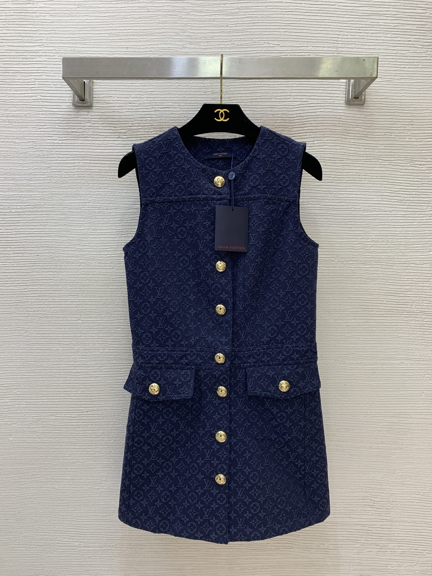 NO:857094,The highest version on the market, the girl will inspect the goods, trim the three marks on the threads, and deliver the goods. You can send pictures and take videos. If you want quality or service, please add me on WeChat. We will not accept urgent orders. Model No. D26052240  LOUIS* Lujia LV’s latest version, the highest version on the market, will be inspected, trimmed with three marks on the threads, and shipped. You can post pictures and take videos. If you want quality or service, please add me on WeChat. We will not accept urgent orders. Customized textured presbyopic letter logo jacquard fabric, anchor button placket, slim fit, sleeveless tank top denim dress!  (M size bust 84, waist 78, skirt length 77),Louis Vuitton-clothing,louis vuitton,louis vuitton,louis vuitton,louis vuitton,louis vuitton,skirts,19860909市面最高版本小妹验货、修剪线头上三标、发货可发图及拍视频,要品质要服务的加我微信,不接急单.款号D26052240 LOUIS*驴家LV新市面最高版本小妹验货、修剪线头上三标、发货可发图及拍视频,要品质要服务的加我微信,不接急单.款定制肌理感老花字母logo提花面料、船锚纽扣门襟修身显瘦无袖背心裙牛仔连衣裙！（M码胸围84,腰围78,裙长77）,路易威登-服装,louis vuitton,louis vuitton,louis vuitton,louis vuitton,louis vuitton,skirts,,Women's clothing