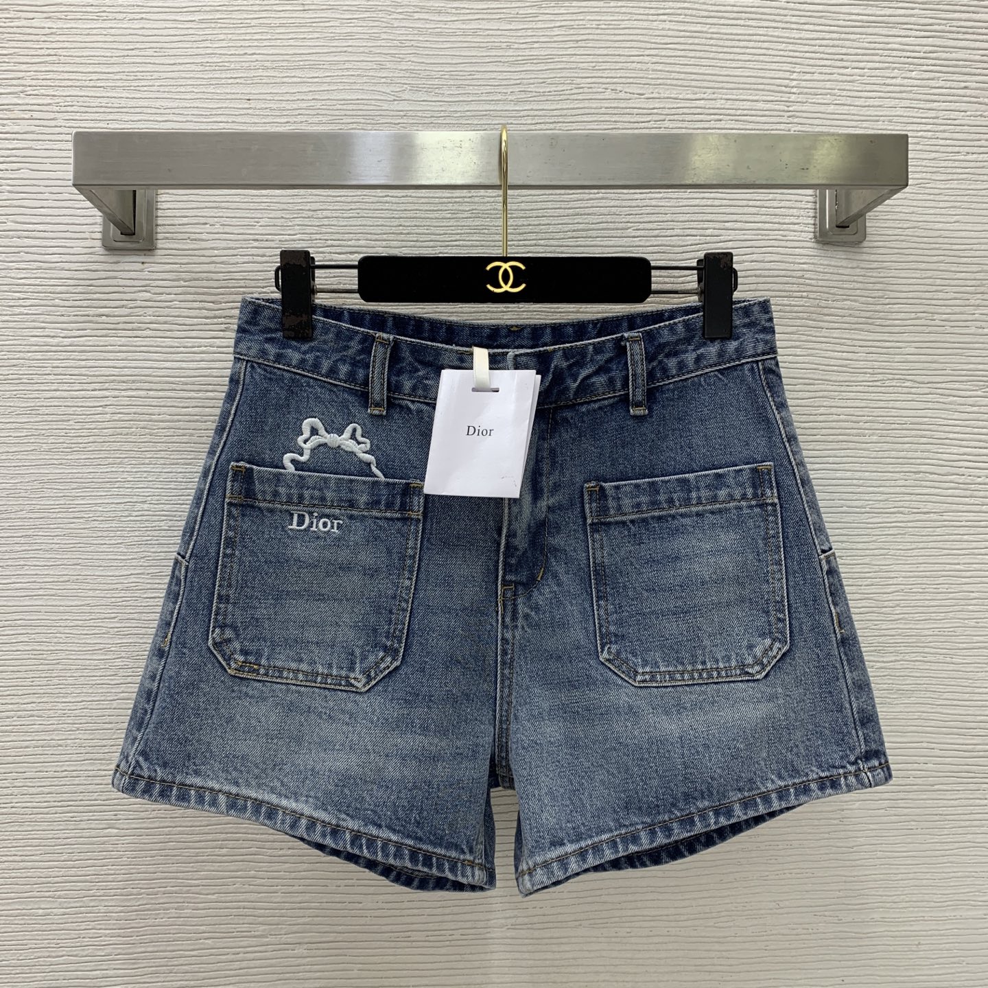 NO:857003,The girl of the highest version on the market will inspect the goods, trim the three marks on the threads, and take pictures of the goods and take videos. If you want quality and service, please add me on WeChat. We will not accept urgent orders. Model No. G26052725 Dio* The latest version of Dio*. The girl of the new highest version on the market will inspect the goods, trim the three marks on the threads. We will show pictures of the goods and take videos. If you want quality and service, please add me on WeChat. We will not accept urgent orders. High-end customized washed denim cotton, embroidered letter logo double pocket high waist denim shorts!  (M size waist 72 non-elastic, hip 102, pants length 34), Dior-clothing, dior, dior, shorts,19860909市面最高版本小妹验货、修剪线头上三标、货可图及拍视频,要品质要服务的加我微信,不接急单.款号G26052725 Dio*新市面最高版本小妹验货、修剪线头上三标、货可图及拍视频,要品质要服务的加我微信,不接急单.款 高端定制洗水牛仔棉、刺绣字母logo标志双口袋高腰牛仔短裤！（M码腰围72无弹力,臀围102,裤长34）,迪奥-服装,dior,dior,shorts,,Women's clothing