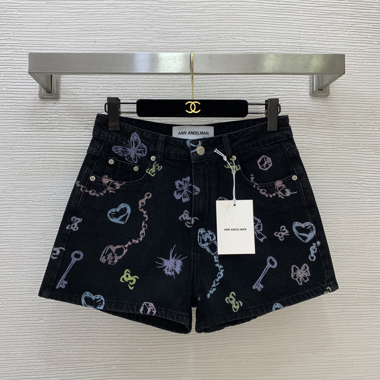 NO:863637,Style No. G26052652 ANN ANDELMA* new high-end customized letter logo hardware accessories, colorful pattern butterfly key love print high-waist slim denim shorts!  Gray black, (M size waist 72, hip 102, pants length 33) batch,,shorts,19860909款号G26052652 ANN ANDELMA*新款高端定制字母logo五金配件、彩色图案蝴蝶钥匙爱心印花高腰显瘦牛仔短裤！灰黑色,（M码腰围72,臀围102,裤长33）批,,shorts,,Women's clothing