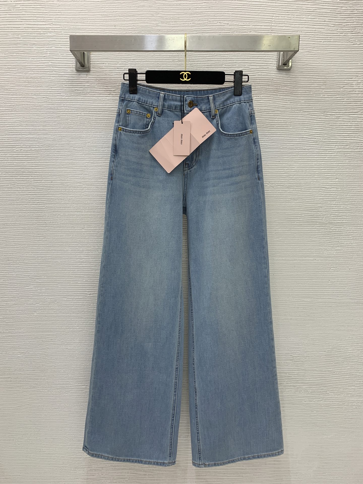 NO:860492,The highest version of the girl on the market inspects the goods, trims the three marks on the threads, and delivers the goods. You can send pictures and take videos. If you want quality and service, add me on WeChat. We will not accept urgent orders. Model No. G26052984 MIUMI  High-end custom-made four-way stretch-wash water-soft denim fabric, simple and fashionable leather patch on the back, pockets embroidered with logo, high-waisted slimming straight-leg wide-leg jeans and trousers!  36.38.40.42.44 (size 38: waist 68 non-elastic, hip 94, pants length 106), Miu Miu-clothing, miumiu, jeans,19860909市面最高版本小妹验货、修剪线头上三标、发货可发图及拍视频,要品质要服务的加我微信,不接急单.款号G26052984 MIUMI*U缪家新市面最高版本小妹验货、修剪线头上三标、发货可发图及拍视频,要品质要服务的加我微信,不接急单.款 高端定制四面弹洗水软牛仔面料、简约时尚后背皮牌装饰口袋刺绣logo徽标高腰显瘦直筒阔腿牛仔裤长裤！36.38.40.42.44（38码:腰围68无弹力,臀围94,裤长106）,缪缪-服装,miumiu,jeans,,Women's clothing