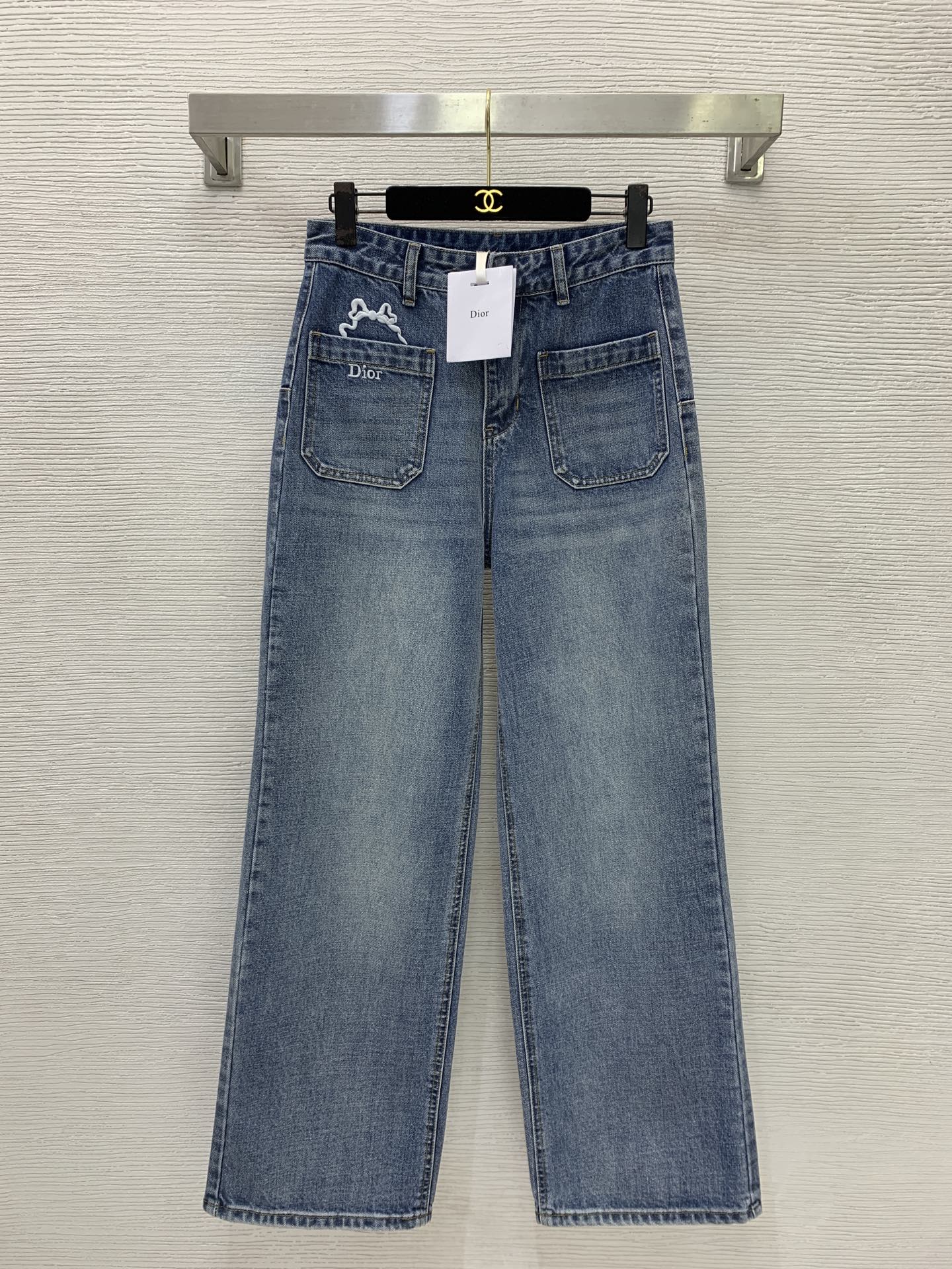 NO:857012,The girl of the highest version on the market will inspect the goods, trim the three marks on the threads, and take pictures of the goods and take videos. If you want quality and service, please add me on WeChat. We will not accept urgent orders. Style number G26052746 Dio* The latest version of Dio*. The girl of the new highest version on the market will inspect the goods, trim the three marks on the threads. We will show pictures of the goods and take videos. If you want quality and service, please add me on WeChat. We will not accept urgent orders. High-end customized washed denim cotton, embroidered letter logo logo double pocket straight wide leg jeans trousers!  (M size waist 70 non-elastic, hip 100, pants length 107), Dior-clothing, dior, dior, jeans,19860909市面最高版本小妹验货、修剪线头上三标、货可图及拍视频,要品质要服务的加我微信,不接急单.款号G26052746 Dio*新市面最高版本小妹验货、修剪线头上三标、货可图及拍视频,要品质要服务的加我微信,不接急单.款 高端定制洗水牛仔棉、刺绣字母logo标志双口袋直筒阔腿牛仔裤长裤！（M码腰围70无弹力,臀围100,裤长107）,迪奥-服装,dior,dior,jeans,,Women's clothing