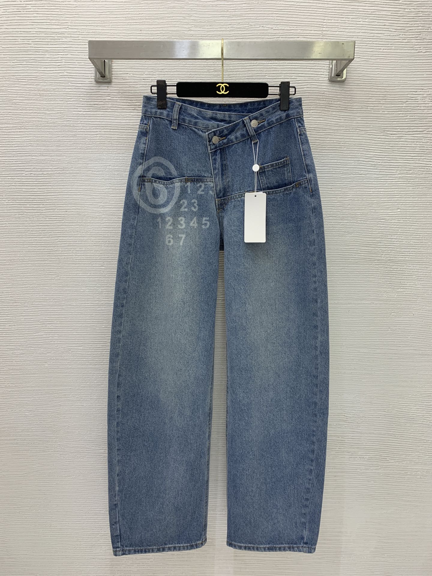 NO:857024,The girl of the highest version on the market inspects the goods, trims the three marks on the threads, pictures of the goods and takes videos. If you want quality and service, please add me on WeChat. We will not accept urgent orders. Model No. G26052687 Majira MM6* The new and highest version on the market. The girl inspects the goods, trims the three marks on the threads, pictures of the goods and takes videos. If you want quality and service, please add me on WeChat. We do not accept urgent orders.  High-end customized washed denim cotton digital logo printed leather tag decoration on the waist, fashionable, foreign style, loose and versatile scimitar jeans!  36-38-40 (size 38 waist 72 non-elastic, hip 104, pants length 109), women's clothing, masion margiela, masion margiela, jeans,19860909市面最高版本小妹验货、修剪线头上三标、货可图及拍视频,要品质要服务的加我微信,不接急单.款号G26052687 马吉拉MM6*新市面最高版本小妹验货、修剪线头上三标、货可图及拍视频,要品质要服务的加我微信,不接急单.款 高端定制洗水牛仔棉数字logo印花腰间皮牌装饰时髦洋气宽松百搭弯刀牛仔裤！36-38-40（38码腰围72无弹力,臀围104,裤长109）,女装,masion margiela,masion margiela,jeans,,Women's clothing