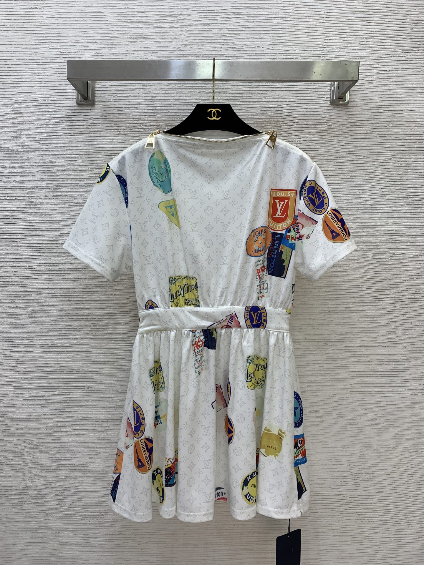 NO:869984,Style No. G26053054 Popular LOUIS*Lvjia LV’s new custom-made color stamp letter logo printing. Zipper neckline with slanted shoulder design. Fashionable and sexy goddess slimming waist and long-sleeved short-sleeved dress!  Brown, white, (S size bust 88, waist 68, sleeve length 19, back center length 79),, louis vuitton, louis vuitton, louis vuitton, louis vuitton, skirts, T-shirt,19860909款号G26053054 爆款LOUIS*驴家LV新款定制彩色印章字母logo印花 拉链领口可斜肩设计时尚性感女神收腰显瘦大摆短袖连衣裙！咖色、白色、（S码胸围88,腰围68,袖长19,后中长79）,,louis vuitton,louis vuitton,louis vuitton,louis vuitton,skirts,T-shirt,,Women's clothing