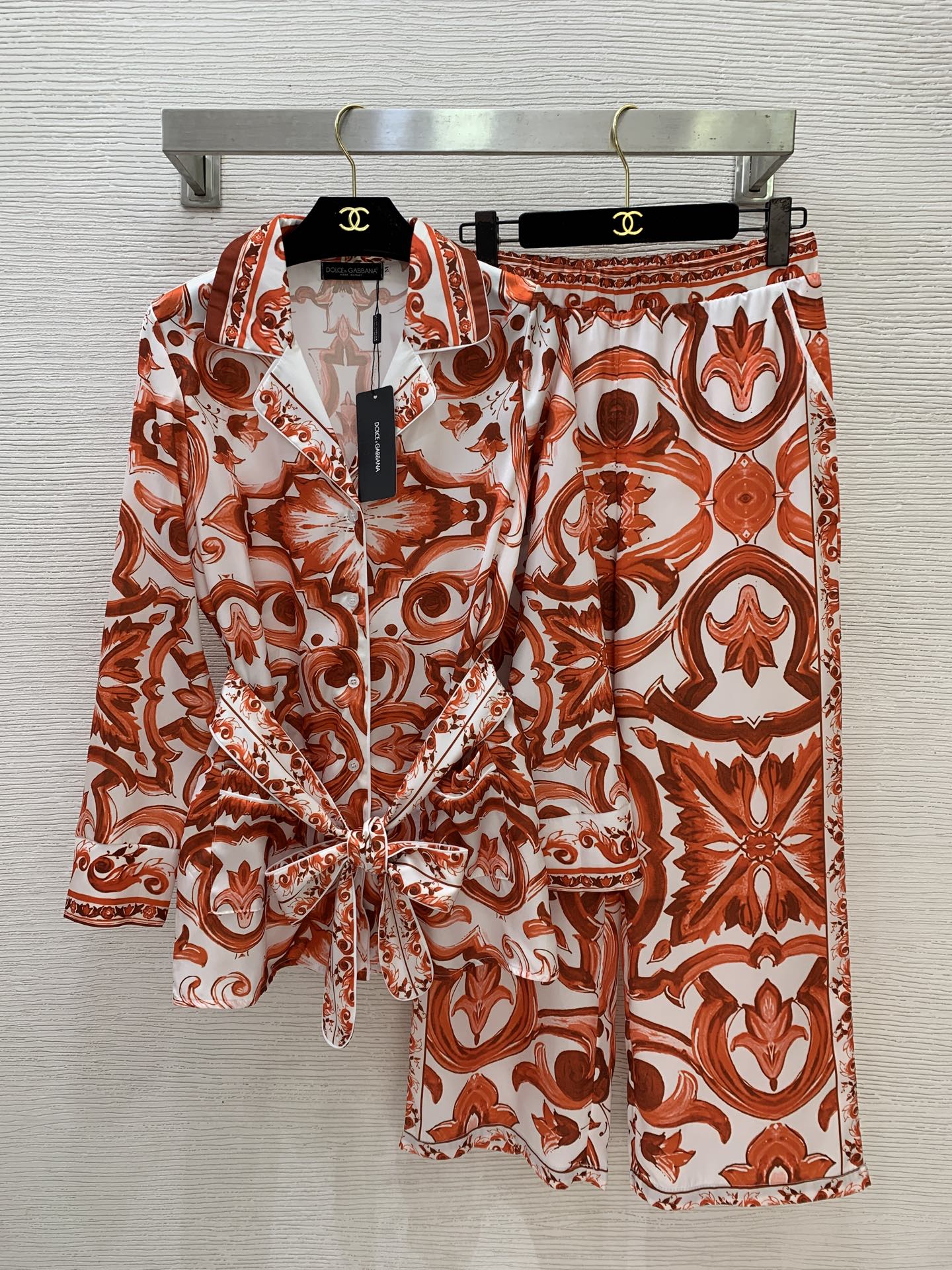 NO:863921,The highest version on the market, the girl will inspect the goods, trim the three marks on the threads, and ship the goods. If you want quality and service, please add me on WeChat. We will not accept urgent orders. Model No. D60364 Dolce & Gabbana DG* The new highest version on the market, the girl will inspect the goods, trim the three marks on the threads, and ship the goods. If you want quality and service, please add me on WeChat, but we will not accept urgent orders. A fashionable retro floral print pajama style home clothes set!  Double Pocket Tie Waist Lapel Long Sleeve Shirt Elastic Waist Wide Leg Pants Trousers!  (M size shoulder width 37, bust 102, sleeve length 118, dress length 144; waist 68-80 elastic, hip 96, pants length 95), Dolce&Gabbana-clothing, Dolce&Gabbana, shirts,19860909市面最高版本小妹验货、修剪线头上三标、发货可发图及拍视频,要品质要服务的加我微信,不接急单.款号D60364 杜嘉班纳DG*新市面最高版本小妹验货、修剪线头上三标、发货可发图及拍视频,要品质要服务的加我微信,不接急单.款时尚复古花纹印花睡衣风家居服套装！双口袋系带束腰翻领长袖衬衫松紧腰阔腿裤长裤！（M码肩宽37,胸围102,袖长118,衣长144；腰围68～80弹力,臀围96,裤长95）,杜嘉班纳-服装,Dolce&Gabbana,shirts,,Women's clothing