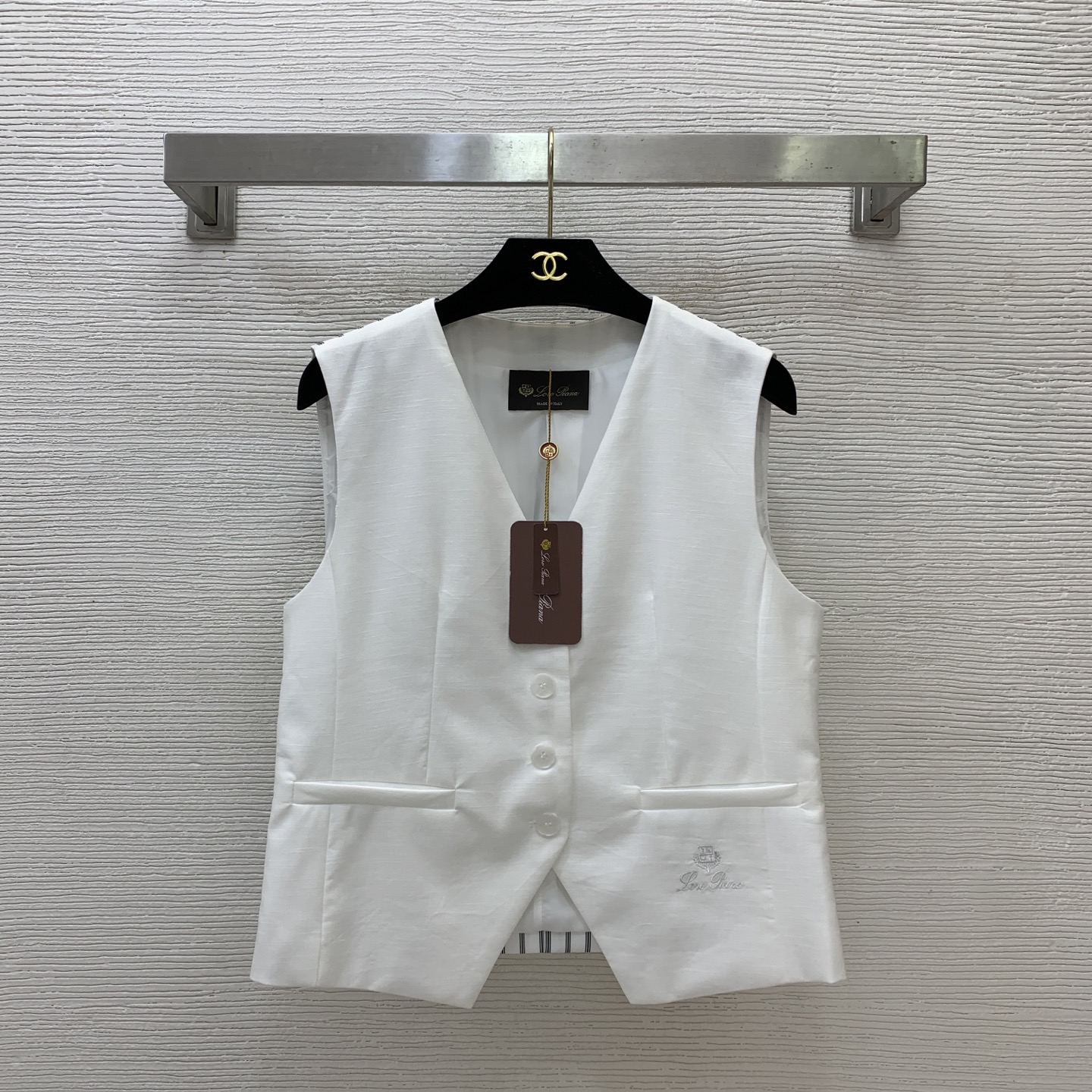 NO:870054,Style No. D26053065 Loro Pian*a new LP custom linen fabric old money style embroidered logo badge back stripe splicing fashionable western style slim slim V-neck vest top!  Army green, white, (M size bust 90, back length 51),,loro piana,loro piana,19860909款号D26053065 Loro Pian*a新款LP定制亚麻面料老钱风刺绣logo徽章后背条纹拼接时髦洋气修身显瘦V领马甲上衣！军绿、白色、（M码胸围90,后中长51）,,loro piana,loro piana,,Women's clothing