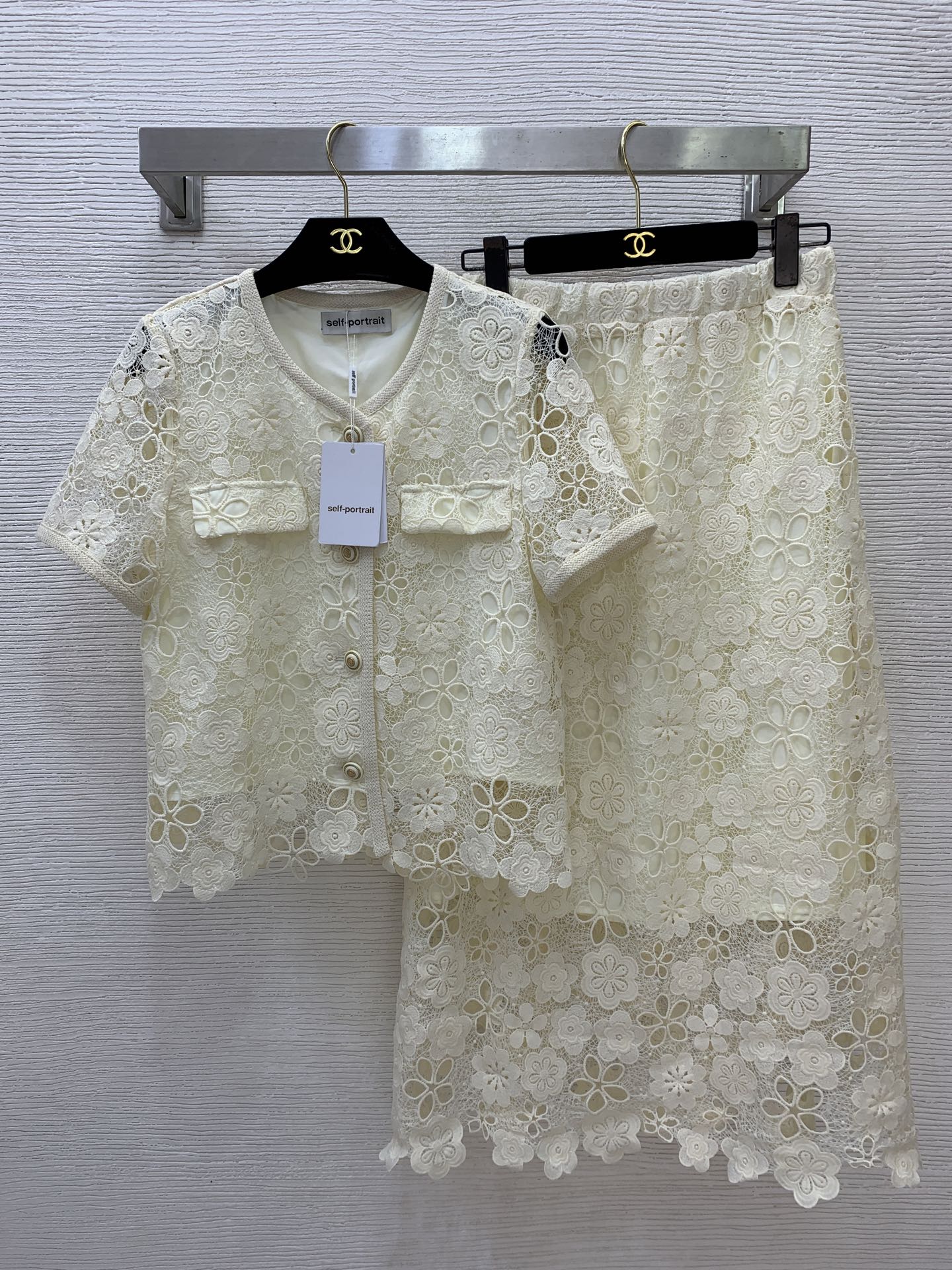 NO:872075,Style No. G26060125 Self-portrai* new SP home new high-end customized lace water-soluble hollow hook pattern light luxury elegant lady style two-piece suit!  Button placket, round neck, short-sleeved lace top, elastic waist, A-line long skirt!  Apricot color, (M size bust 90, sleeve length 21, dress length 52; waist 64~82, skirt length 85),,skirts,T-shirt,19860909款号G26060125 Self-portrai*新款SP家新款 高端定制蕾丝水溶镂空勾花轻奢气质名媛风两件套装！系扣门襟圆领短袖蕾丝上衣松紧腰A字版长款半身裙！杏色、 （M码胸围90,袖长21,衣长52；腰围64～82,裙长85）,,skirts,T-shirt,,Women's clothing
