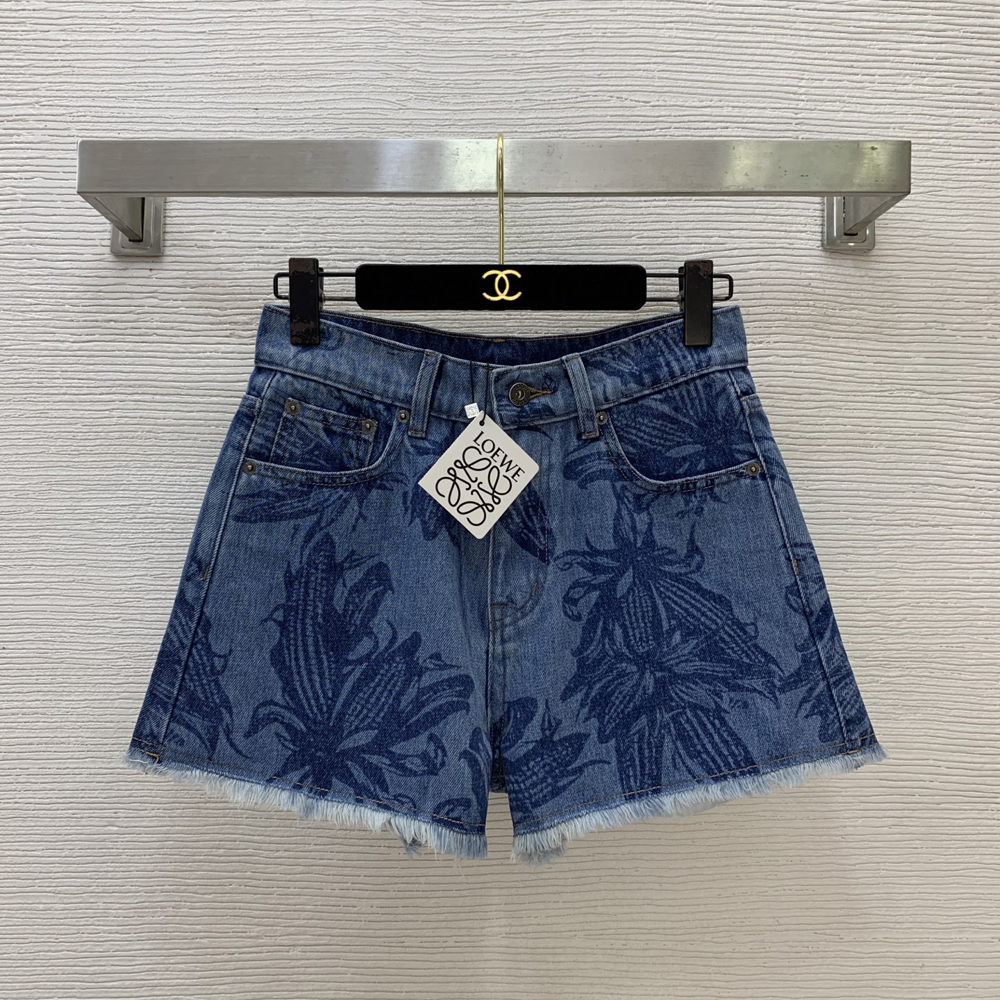 NO:872083,Model number G26060142 LOEW*E new high-end customized washed denim cotton letter logo hardware accessories YKK zipper fly, corn flower print tassel raw edge high-waisted denim shorts!  (M size waist 68 non-elastic, hip 100, pants length 32),,loewe,shorts,19860909款号G26060142 LOEW*E新款 高端定制洗水牛仔棉字母logo五金配件YKK拉链门襟、玉米花卉印花流苏毛边高腰牛仔短裤！（M码腰围68无弹力,臀围100,裤长32）,,loewe,shorts,,Women's clothing