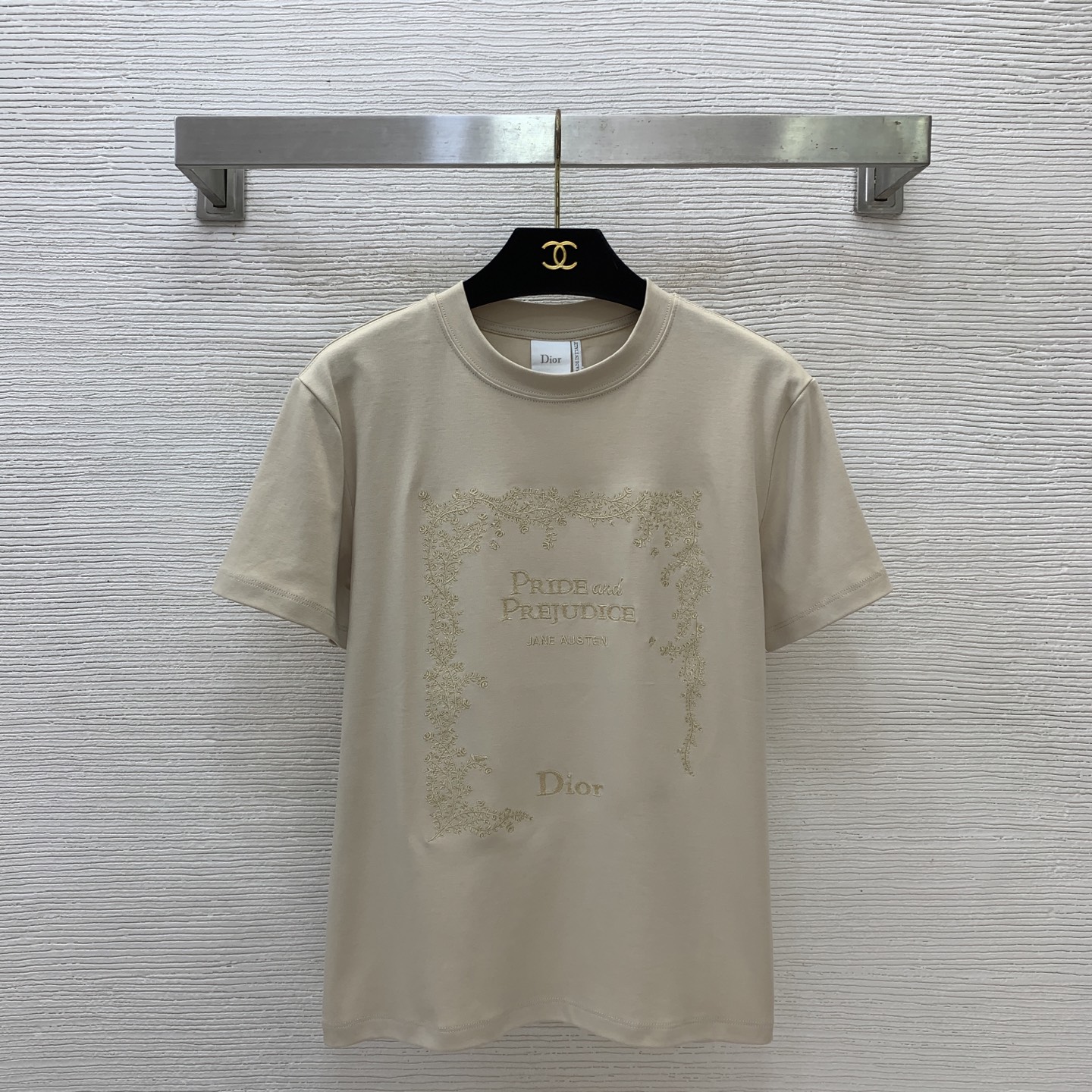 NO:870301,No. G26060385 Dio's latest high-end customized heavy industry gold thread embroidered letter logo logo loose and versatile round neck short-sleeved T-shirt top!  Apricot, navy blue, (M size shoulder width 41, bust 92, sleeve length 17, clothing length 58), Dior-clothing, dior, dior, T-shirt, tees, t-shirt,19860909号G26060385 Dio*新高端定制 重工金线刺绣字母logo标志宽松百搭圆领短袖t恤上衣！杏色、藏蓝色、（M码肩宽41,胸围92,袖长17,衣长58）,迪奥-服装,dior,dior,T-shirt,tees，t-shirt,,Women's clothing