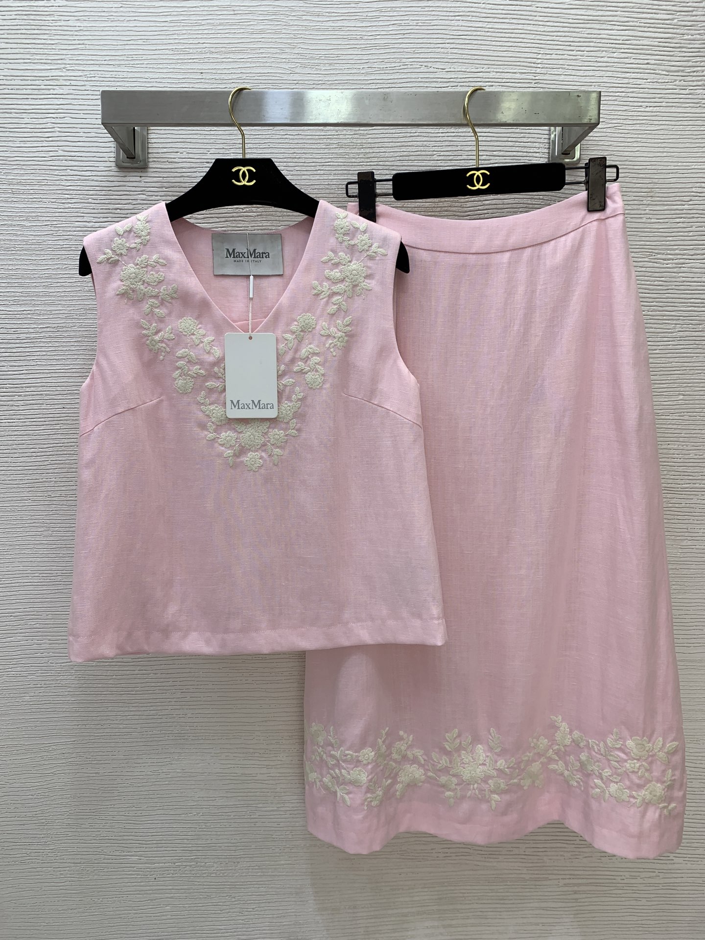 NO:862515,The girl of the highest version on the market inspects the goods, trims the three marks on the threads, pictures of the goods and takes videos. If you want quality and service, add me on WeChat. We will not accept urgent orders. Model No. G26060143 MaxMara. The latest version of MaxMara. The girl on the market inspects the goods, trims the three marks on the threads, pictures of the goods and takes videos. If you want quality and service, add me on WeChat. We do not accept urgent orders. High-end customized Tencel linen fabric is breathable and comfortable!  Heavy embroidery, floral temperament, age-reducing and fashionable two-piece suit!  Sleeveless V-neck top with high waist and long length. The highest version on the market. The girl inspects the goods, trims the three marks on the threads, takes pictures of the goods and takes videos. If you want quality and service, please add me on WeChat. I will not accept urgent orders. This slit skirt!  Blue, pink, (S size shoulder width 37, bust 86, length 55; waist 66, skirt length 82), Maxmara-clothing, skirts,19860909市面最高版本小妹验货、修剪线头上三标、货可图及拍视频,要品质要服务的加我微信,不接急单.款号G26060143 MaxMara新市面最高版本小妹验货、修剪线头上三标、货可图及拍视频,要品质要服务的加我微信,不接急单.款 高端定制天丝亚麻面料透气舒适！重工刺绣花朵气质减龄时尚两件套装！无袖V领上衣高腰长市面最高版本小妹验货、修剪线头上三标、货可图及拍视频,要品质要服务的加我微信,不接急单.款开叉半身裙！蓝色、粉色、 （S码肩宽37,胸围86,衣长55；腰围66,裙长82）,麦丝玛拉-服装,skirts,,Women's clothing