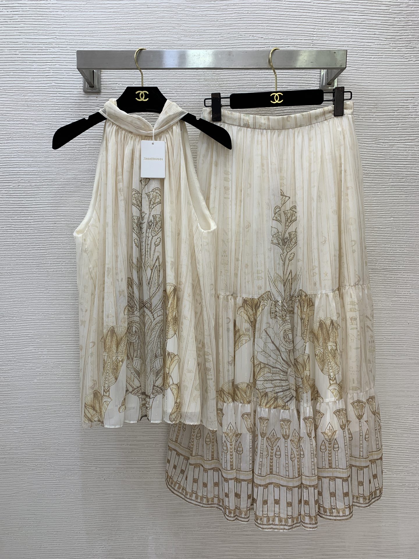 NO:870268,No. G26060378 ZIMMERMA*N ZIMMERMA*N Australian brand, high-end customized gold thread blended fabrics, exotic patterns, retro printing, light luxury temperament, A-line version of the two-piece suit!  Halterneck, stand-up collar, streamers, bow ties, loose sleeveless top, side zipper, high waist, large skirt, long skirt!  1.2.3.4/SMLXL (size 2 bust 126, length 66; waist 68, skirt length 93), Zimmerman-clothing, skirts,19860909号G26060378 ZIMMERMA*N兹默曼澳洲品牌高端定制金丝线混纺面料、异域风情图案复古印花轻奢气质A字版穿搭两件套装！挂脖立领飘带蝴蝶结绑带宽松版无袖上衣侧拉链高腰大裙摆长半身裙！1.2.3.4/SMLXL（2码胸围126,衣长66；腰围68,裙长93）,兹默曼-服装,skirts,,Women's clothing
