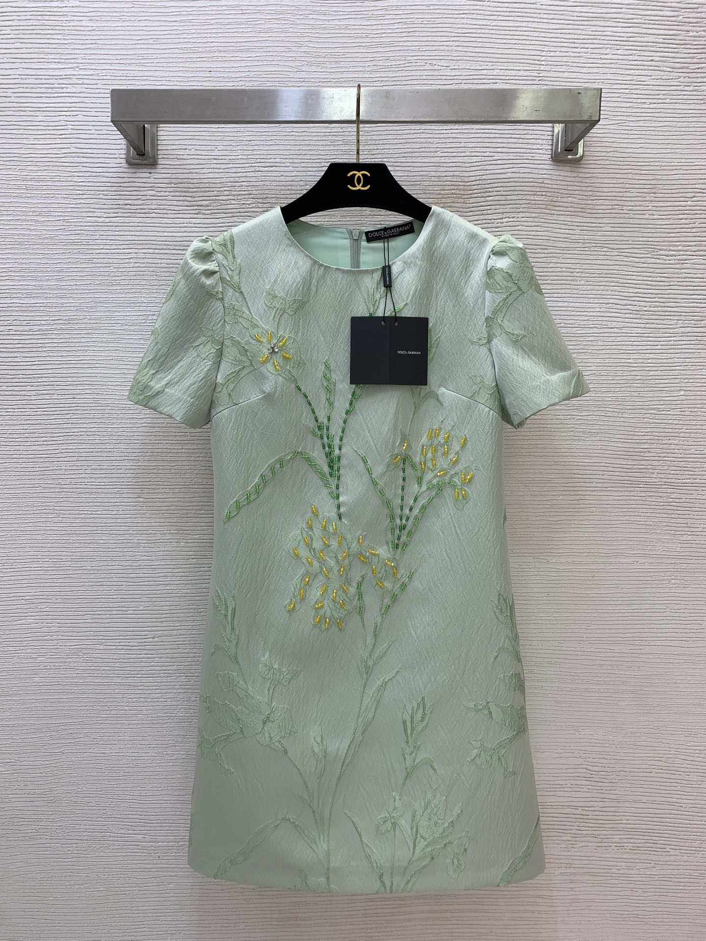 NO:871068,Style No. G26053186 & Dolce & Gabbana DG* new high-end customized three-dimensional jacquard fabric with crisp and stylish shape!  Heavy embroidered beads on the front, slim fit, round neck, puff sleeves, short-sleeved dress, banquet dress!  (S size bust 84, sleeve length 21, skirt length 86),,Dolce&Gabbana,skirts,T-shirt,19860909款号G26053186 &杜嘉班纳DG*新款 高端定制立体提花面料版型挺括有型！前片重工绣珠装饰 修身显瘦圆领泡泡袖短袖连衣裙宴会礼服裙！ （S码胸围84,袖长21,裙长86）,,Dolce&Gabbana,skirts,T-shirt,,Women's clothing