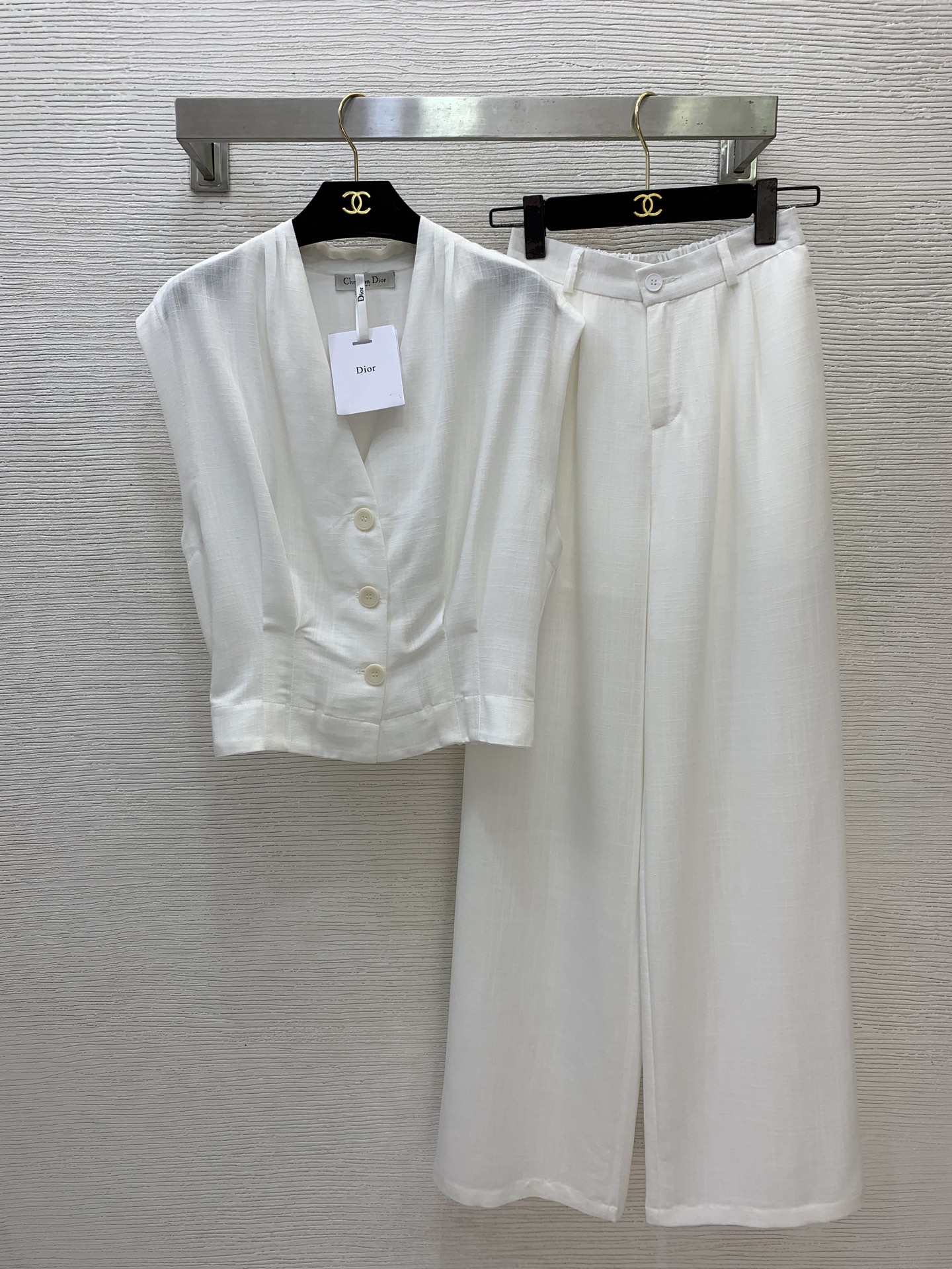NO:872127,Style number G26060185 Dio* new high-end customized linen fabric is breathable and comfortable!  Elegant and versatile two-piece suit for commuting!  Pinch waist design, button placket, V-neck waistcoat, sleeveless top, zipper placket, elastic waist, loose wide-leg trousers at the back!  Black, white, (M size shoulder width 45, bust 94, length 51; waist 58-72 elastic back, hip 100, pants length 106),, dior,19860909款号G26060185 Dio*新款高端定制亚麻面料透气舒适！气质高雅通勤百搭两件套装！捏褶收腰设计系扣门襟V领坎肩无袖上衣拉链门襟后背松紧腰宽松阔腿裤长裤！黑色、白色、（M码肩宽45,胸围94,衣长51；腰围58～72后背弹力,臀围100,裤长106）,,dior,,Women's clothing