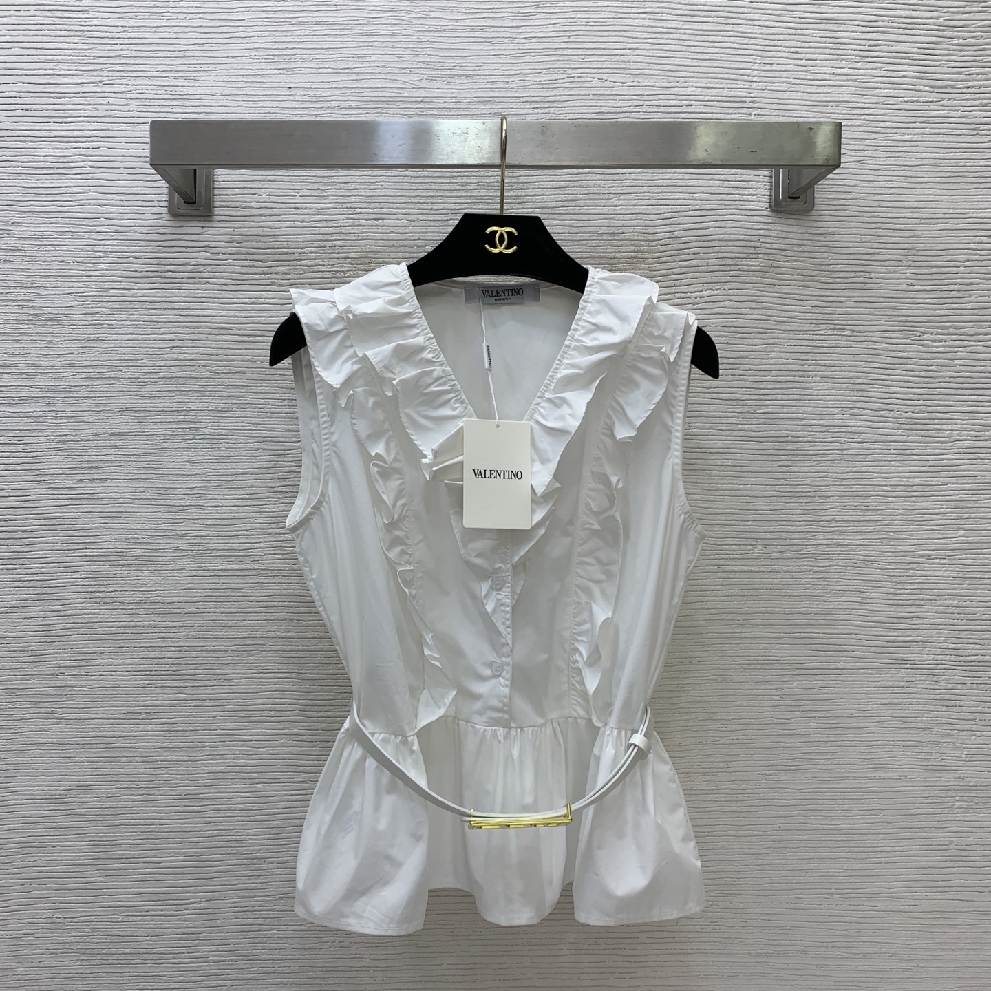 NO:875017,Model No. D26060354 VALENTI*O Warren's new model, salty, sweet and gentle, ruffled splicing, button placket, V-neck with belt, slimming waist, sleeveless shirt top!  White, (M size bust 94, length 56),,valentino,valentino,19860909款号D26060354 VALENTI*O华伦家新款 可盐可甜温柔气质荷叶边拼接系扣门襟V领搭配腰带收腰显瘦无袖衬衣上衣！白色,（M码胸围94,衣长56）,,valentino,valentino,,Women's clothing