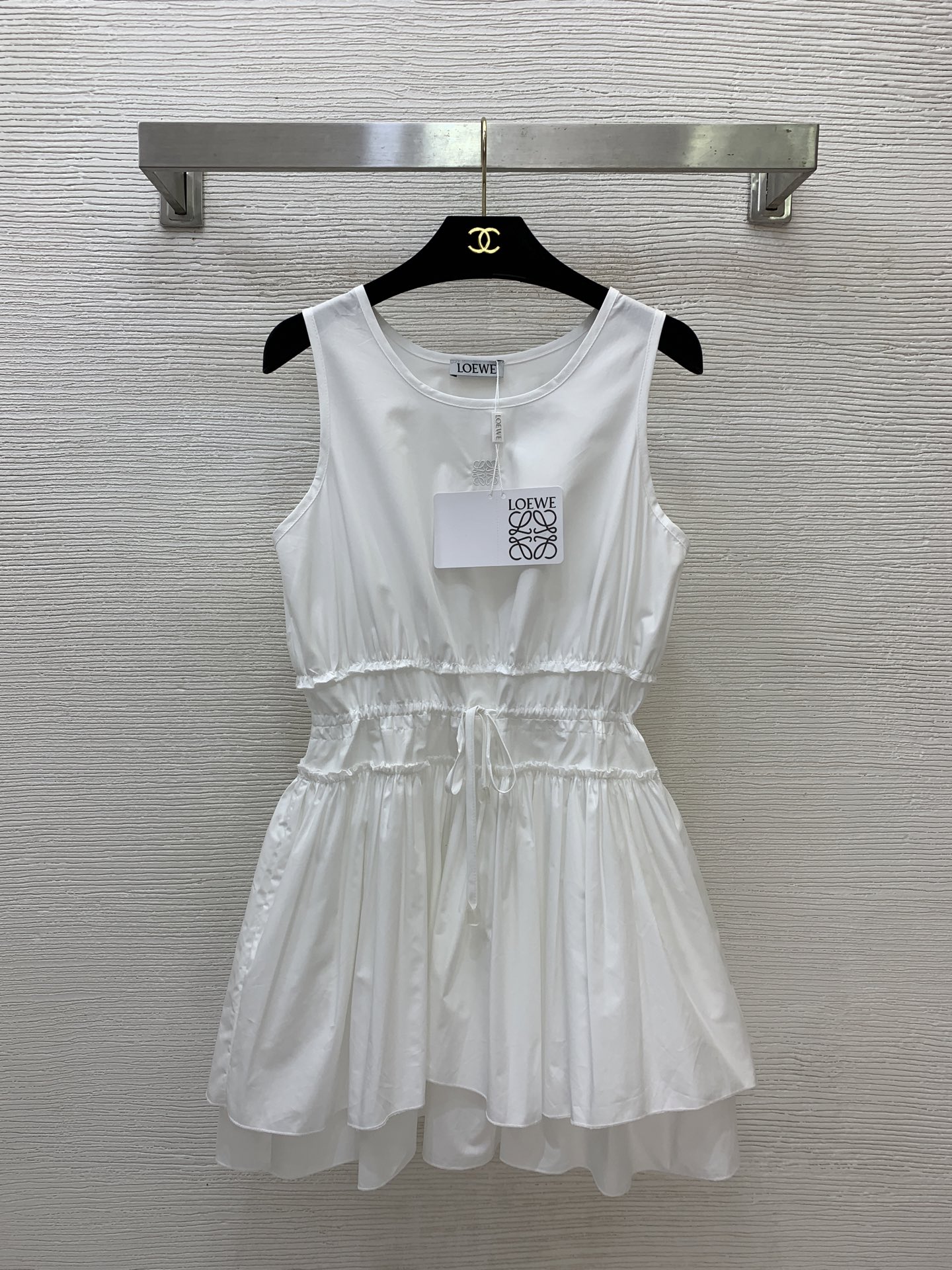 NO:875029,Model No. D26060367 LOEW*E new style, embroidered logo on the chest, segmented stitching at the waist, drawstring waist, puffy skirt, sleeveless vest dress!  Black, white, (M size bust 88, skirt length 81),,loewe,skirts,19860909款号D26060367 LOEW*E新款 胸前刺绣徽标腰间分段拼接抽绳收腰蓬蓬裙摆无袖背心连衣裙！黑色、白色、（M码胸围88,裙长81）,,loewe,skirts,,Women's clothing