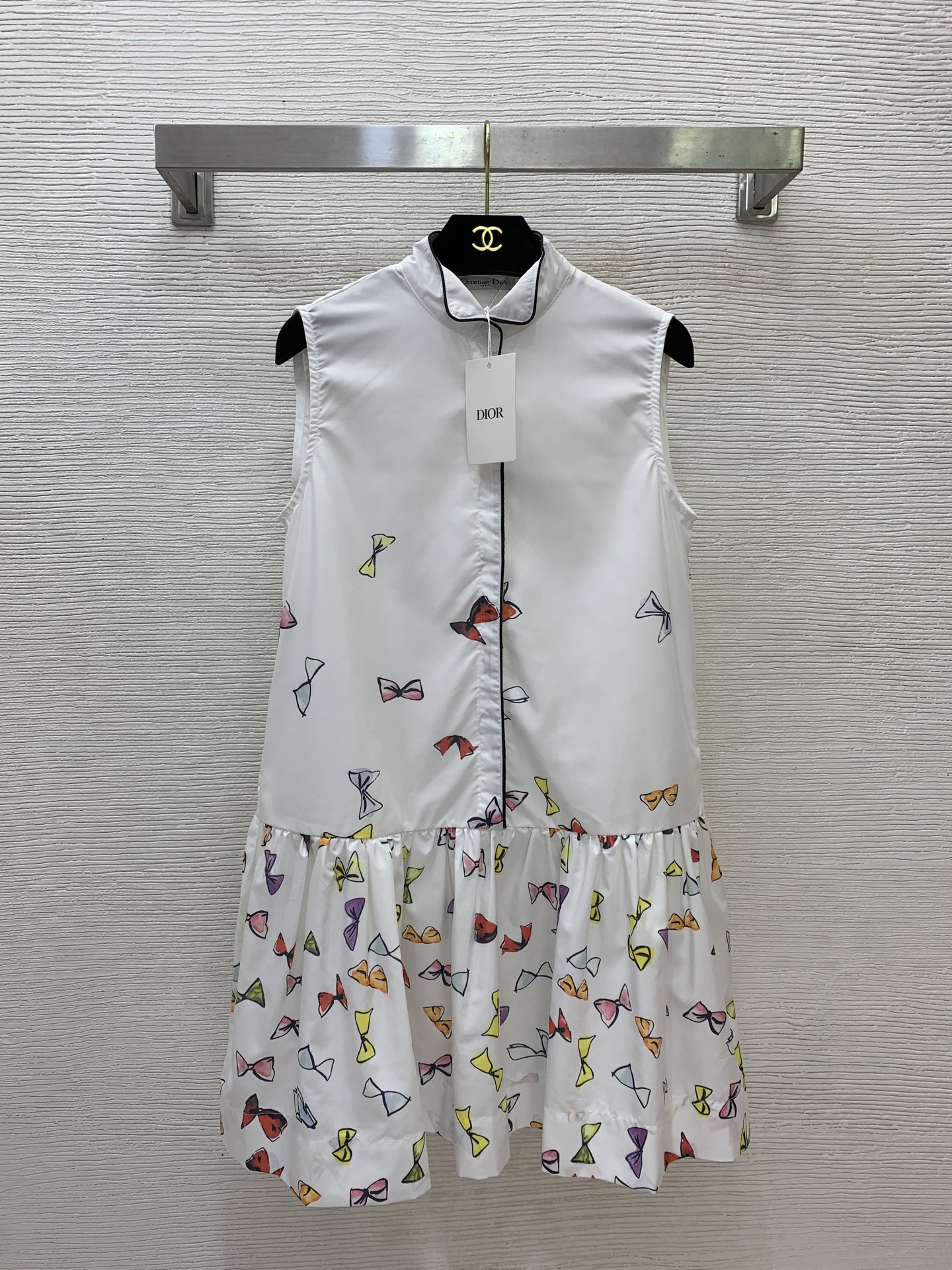 NO:876261,Model No. G26060482 Dio* new color bow printed black hemmed button placket small lapel loose and versatile ruffled sleeveless cotton dress!  White, (M size bust 90, skirt length 86),,dior,skirts,19860909款号G26060482 Dio*新款 彩色蝴蝶结印花黑色包边系扣门襟小翻领宽松百搭荷叶边无袖棉质连衣裙！白色, （M码胸围90,裙长86）,,dior,skirts,,Women's clothing