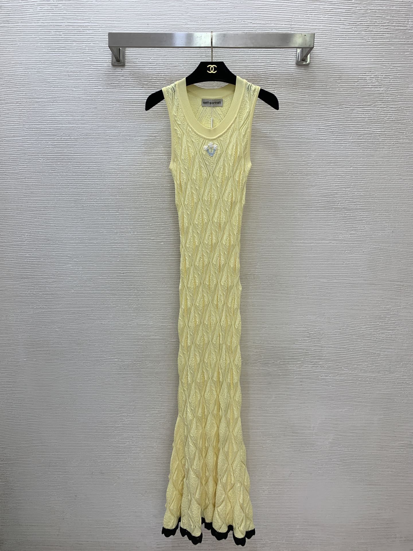 NO:875049,Style No. D60387 Self-Portrai* new summer style SP home new style, contrasting black edge rhombus pattern, hollow see-through small flower embroidery decoration, slim fit sleeveless vest fishtail dress!  Yellow, blue, (M size bust 54, skirt length 131/fabric elastic large size is for reference only),,skirts,19860909款号D60387 Self-Portrai*夏季新款SP家新款 撞色黑边菱格纹镂空透视小花花刺绣装饰修身显瘦无袖背心鱼尾连衣裙！黄色、蓝色、 （M码胸围54,裙长131/面料弹力大尺寸仅供参考）,,skirts,,Women's clothing