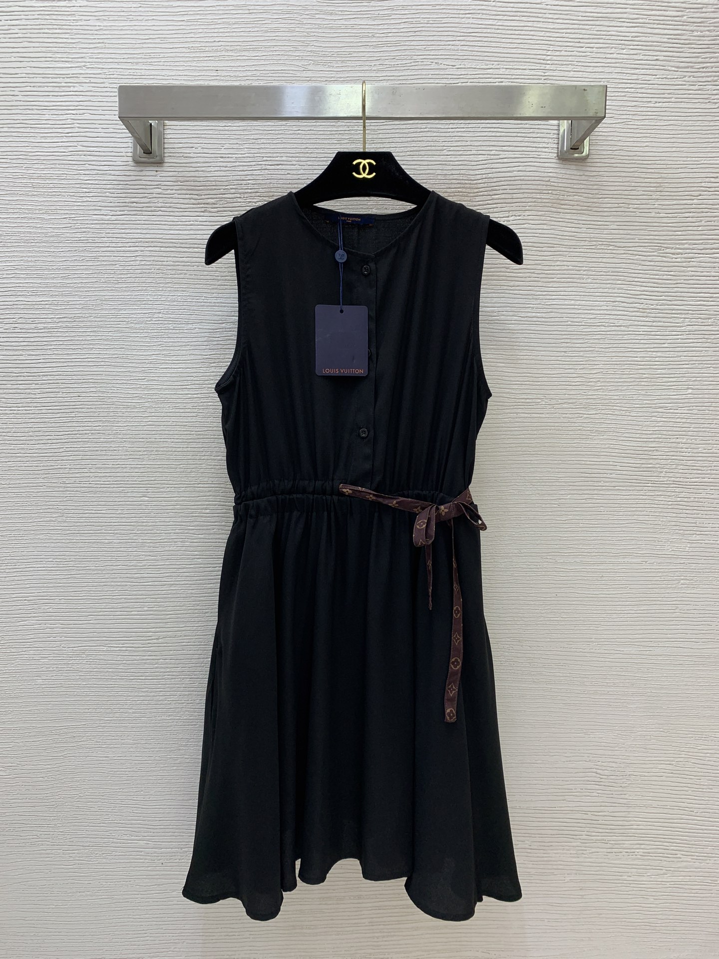 NO:877362,Style No. D26060435 LOUIS*LV’s new custom buttoned placket elastic waist drawstring strap design sleeveless vest dress!  Black, (M size bust 84, waist 66~96 elastic, skirt length 86),, louis vuitton, louis vuitton, louis vuitton, louis vuitton, skirts,19860909款号D26060435 LOUIS*驴家LV新款定制系扣门襟松紧腰抽绳绑带设计无袖背心连衣裙！黑色,（M码胸围84,腰围66～96弹力,裙长86）,,louis vuitton,louis vuitton,louis vuitton,louis vuitton,skirts,,Women's clothing