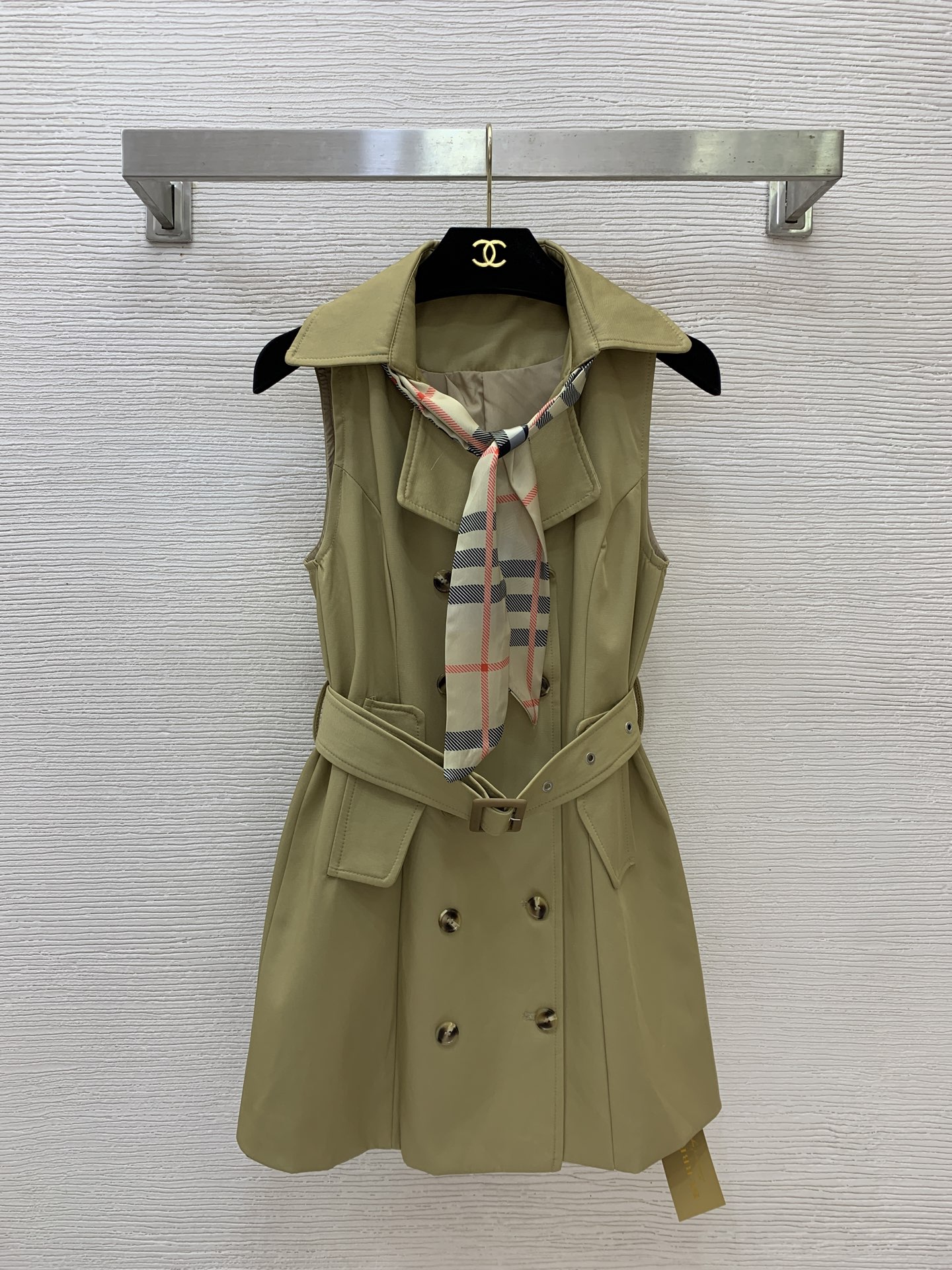 NO:873401,Model No. D26060178 BURBERR*Y new style B’s classic plaid streamer decoration double-breasted lapel slim fit sleeveless dress!  (M size bust 80～88, skirt length 73),,burberry,skirts,19860909款号D26060178 BURBERR*Y新款 B家经典格纹飘带装饰双排扣翻领修身显瘦无袖连衣裙！（M码胸围80～88,裙长73）,,burberry,skirts,,Women's clothing