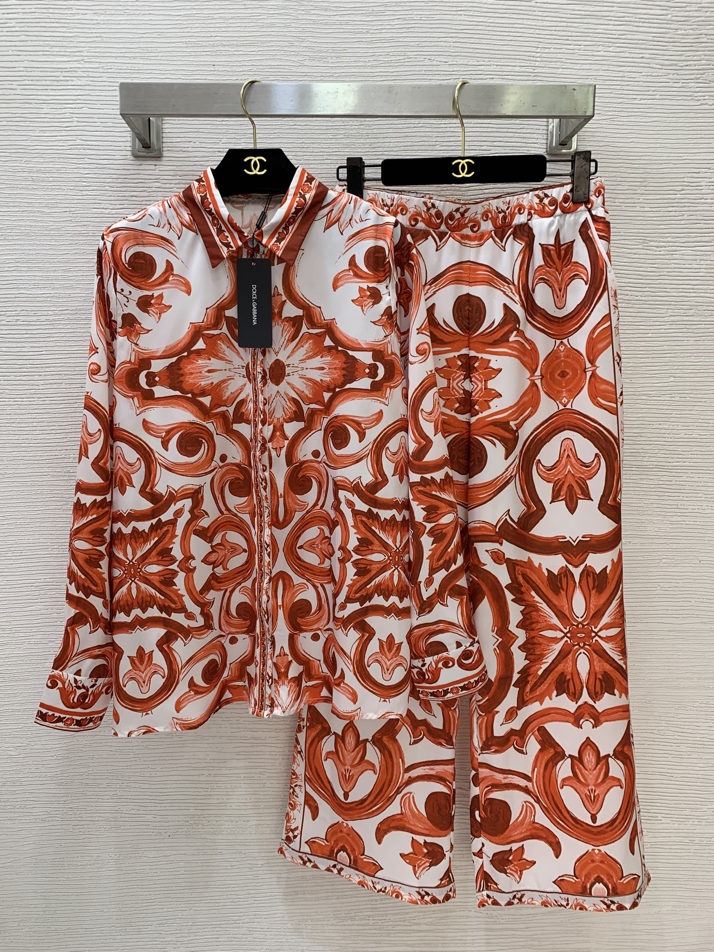 NO:876232,Suit p shirt p trousers model number D60347 & Dolce & Gabbana DG* new summer romantic orange retro print fashion two-piece suit!  Button placket, lapels, loose and versatile long-sleeved shirts, tops, elastic waist, loose wide-leg pants, trousers!  (M size shoulder width 37, chest 102, sleeve length 62, clothing length 69; waist 68 ~ 88 elastic, hip 96, pants length 95),, Dolce&Gabbana, shirts,19860909套装 p衬衫 p长裤 款号D60347 &杜嘉班纳DG*新款 夏日浪漫橙色系复古印花时尚两件套装！系扣门襟翻领宽松百搭长袖衬衣上衣松紧腰宽松阔腿裤长裤！ （M码肩宽37,胸围102,袖长62,衣长69；腰围68～88弹力,臀围96,裤长95）,,Dolce&Gabbana,shirts,,Women's clothing