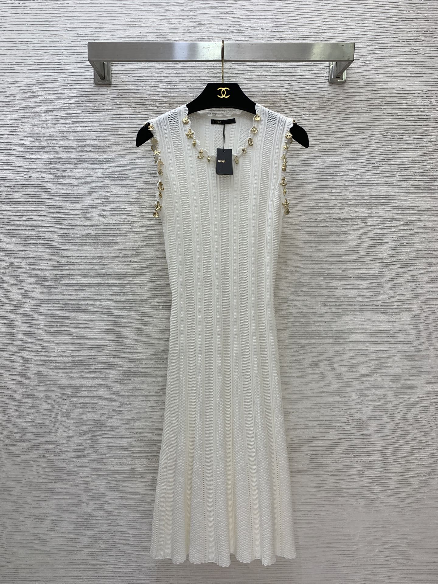 NO:877330,Style No. D26060468 Maje French singles new model, a variety of golden accessories decorated slim fit sleeveless vest knitted dress!  Off-white, black, (M size bust 72, waist 60, skirt length 106),,skirts,19860909款号D26060468 Maje法单新款 多种金色配件装饰修身显瘦无袖背心针织连衣裙！米白色、黑色、 （M码胸围72,腰围60,裙长106）,,skirts,,Women's clothing