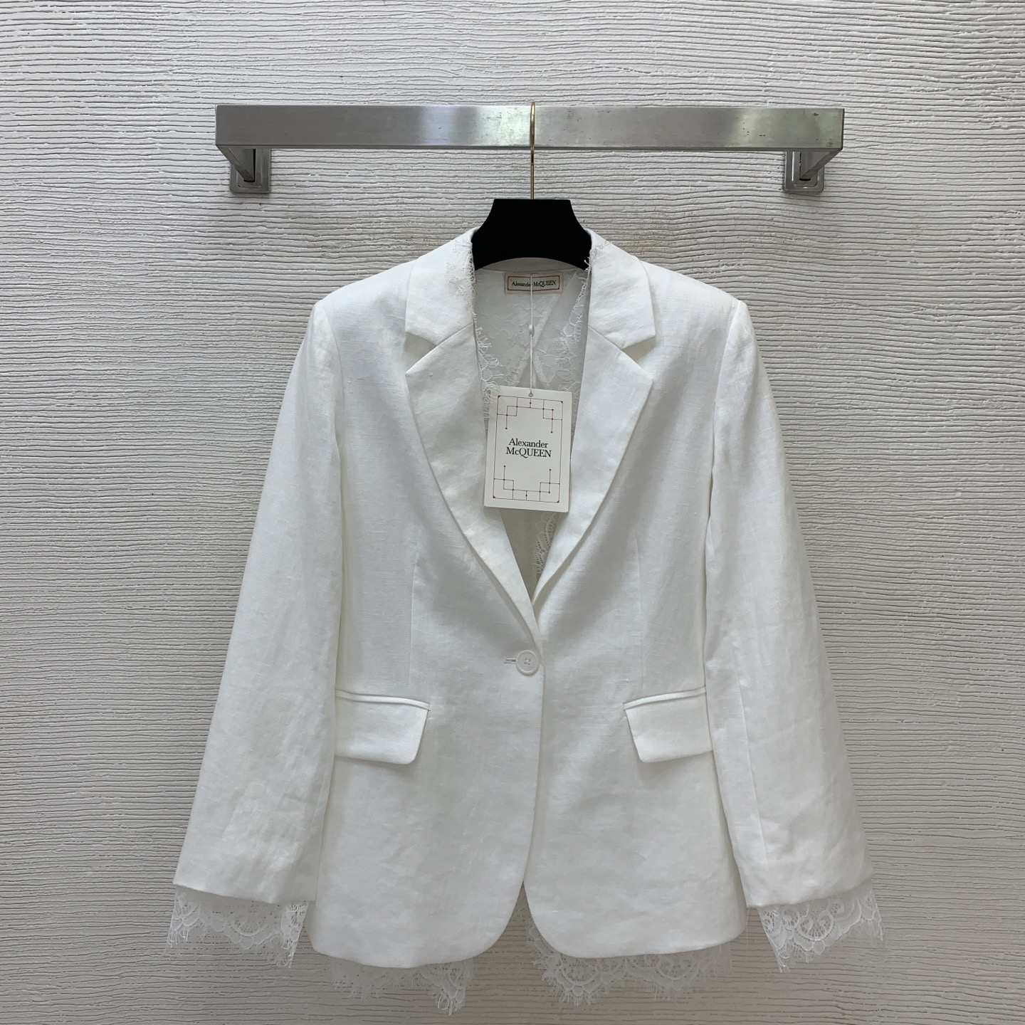 NO:870186,No. G26060456 McQueen MCQ's new high-end boutique. Exclusively customized linen fabric, minimalist style, casual and fashionable lace splicing, one-button placket, flap pockets, linen blazer!  White, (S size shoulder width 38 with shoulder pads, bust 86~90, sleeve length 54 excluding lace, length 67 excluding lace), women's clothing, alexander mcqueen, jackets & coats, business suit,19860909号G26060456 麦昆MCQ新高端精品 独家定制亚麻面料、极简风随性时髦蕾丝花边拼接一粒扣门襟翻盖口袋亚麻西装外套！白色、 （S码肩宽38有垫肩,胸围86～90,袖长54不含蕾丝,衣长67不含蕾丝）,女装,alexander mcqueen,jackets & coats,business suit,,Women's clothing