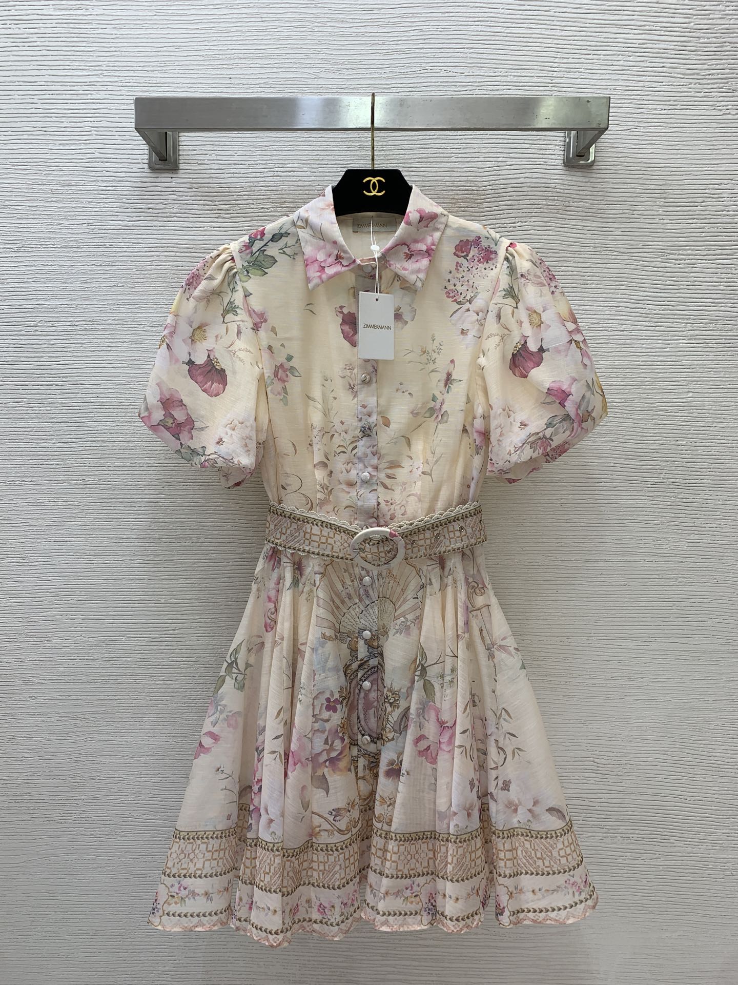 NO:870083,No. G26060642 ZIMMERMA*N Zimmerman Australian brand high-end customized age-reducing pink flower print single-breasted placket puff sleeves large skirt short-sleeved dress solid color inner suspender bottoming skirt with belt!  1.2.3.4/SMLXL (size 2 shoulder width 36, bust 88, waist 70, sleeve length 25, skirt length 93), Zimmerman-clothing, skirts, T-shirt,19860909号G26060642 ZIMMERMA*N兹默曼澳洲品牌高端定制 减龄粉系花朵印花单排扣门襟泡泡袖蓬蓬大裙摆短袖连衣裙纯色内搭吊带打底裙配腰带！1.2.3.4/SMLXL（2码肩宽36,胸围88,腰围70,袖长25,裙长93）,兹默曼-服装,skirts,T-shirt,,Women's clothing
