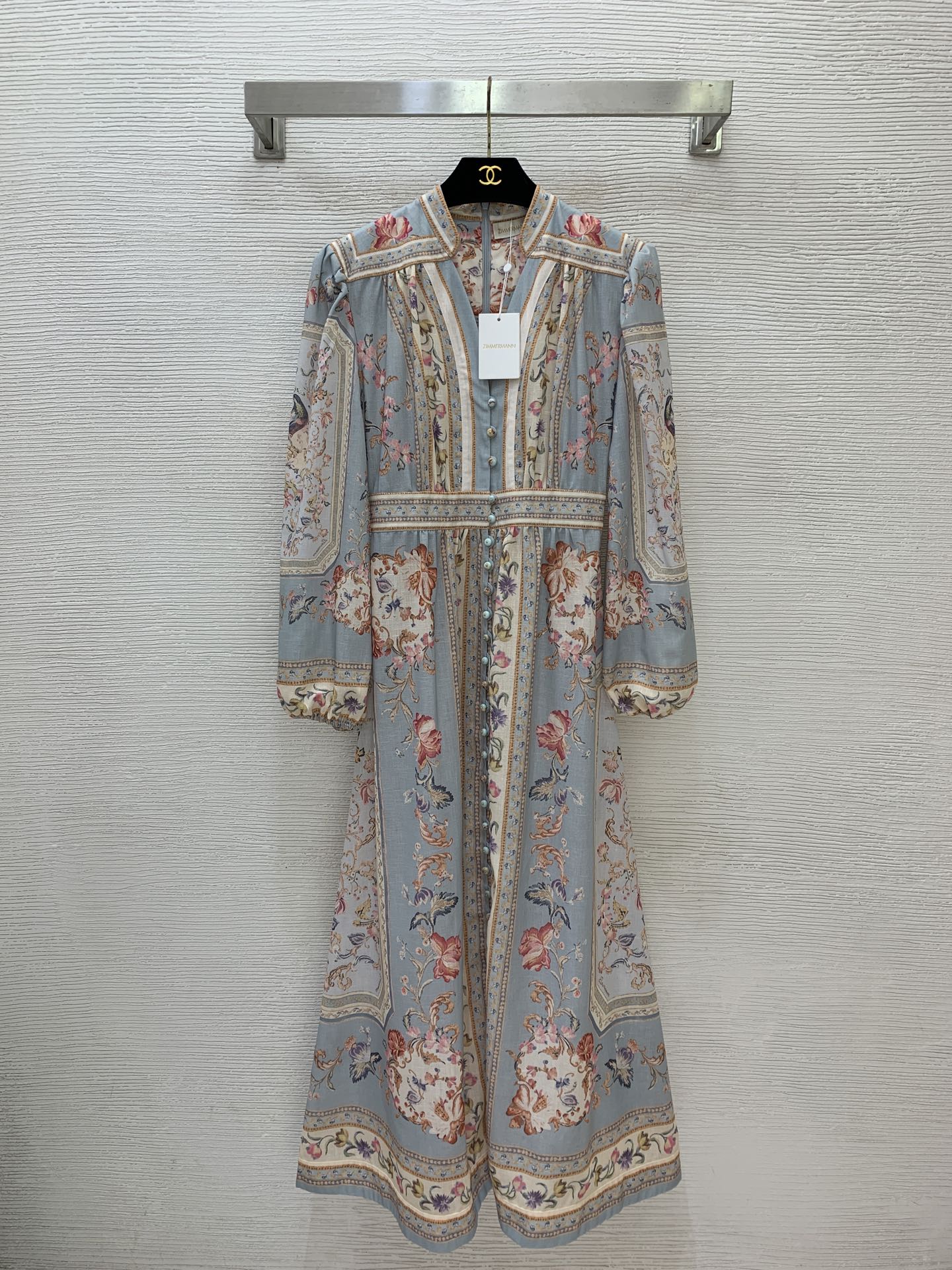 NO:878548,Style No. G26060727 ZIMMERMA*N Australian brand, high-end customized linen blended fabric, holiday style light blue retro floral print, single-breasted front V-neck waist slimming lantern sleeve long-sleeved dress!  1.2.3.4/SMLXL (size 2 shoulder width 40, bust 94, waist 72, sleeve length 60, skirt length 136),,skirts,19860909款号G26060727 ZIMMERMA*N兹默曼澳洲品牌 高端定制亚麻混纺面料、度假风浅蓝色复古小碎花印花、单排扣前襟V领收腰显瘦灯笼袖长袖连衣裙！1.2.3.4/SMLXL（2码肩宽40,胸围94,腰围72,袖长60,裙长136）,,skirts,,Women's clothing