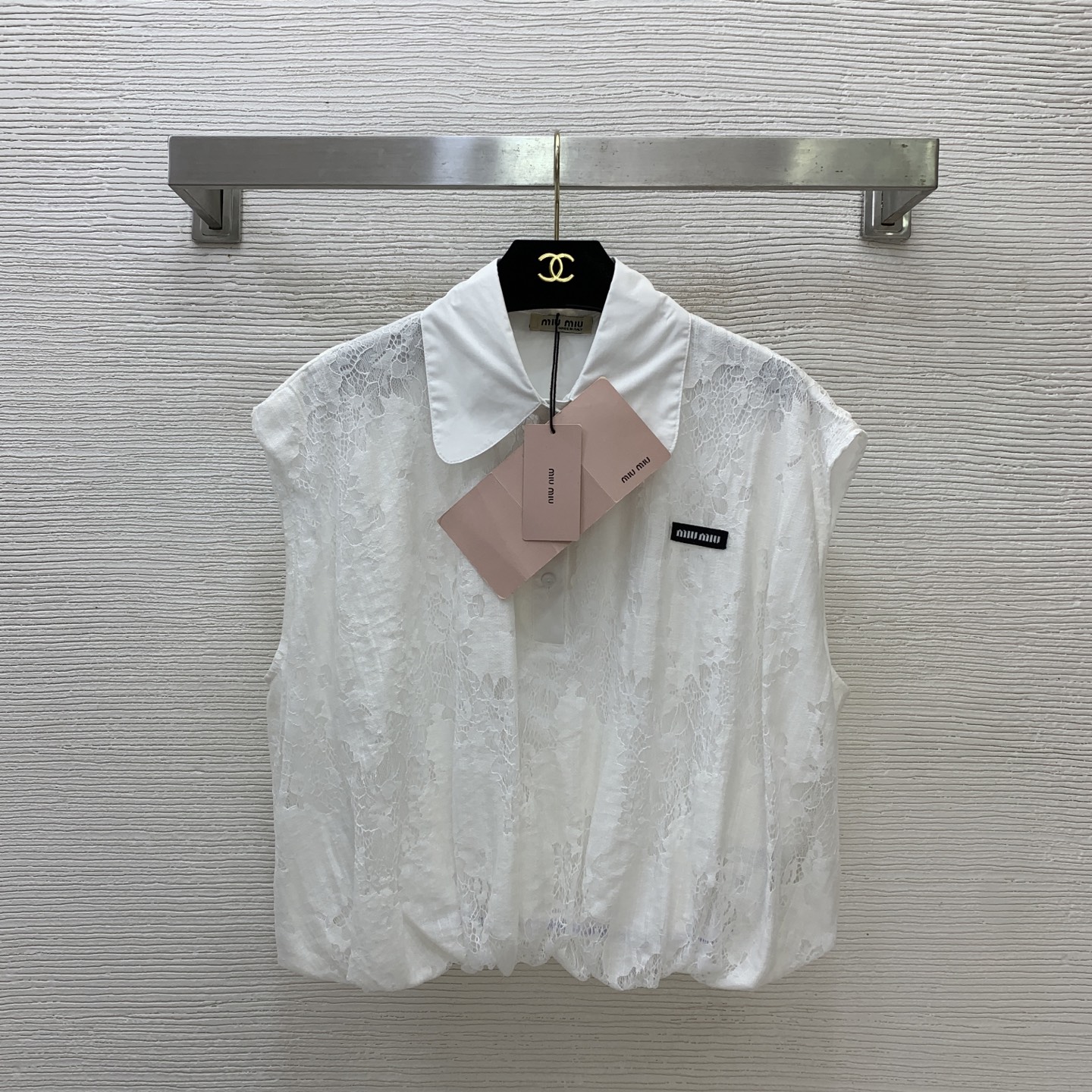 NO:878544,Model No. D26060816 MIUMI*U Miaojia's new model, letter logo on the chest, button placket, pure cotton doll collar, flower bud design at the hem, elegant ladylike lace waistcoat vest top!  Black, white, (M size shoulder width 51, bust 112, hem waist 66 ~ 112 elastic, length 51),,miumiu,19860909款号D26060816 MIUMI*U缪家新款 胸前字母logo徽标系扣门襟拼接纯棉娃娃领下摆花苞设计气质淑女蕾丝坎肩背心上衣！黑色、白色,（M码肩宽51,胸围112,下摆腰围66～112弹力,衣长51）,,miumiu,,Women's clothing