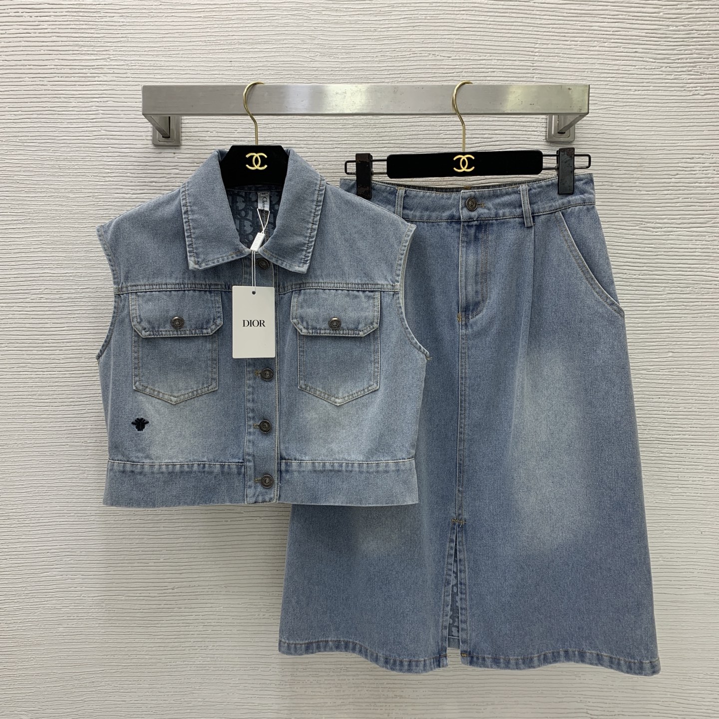 NO:870034,No. D26060724 Dio's latest stylish two-piece suit with all-over letter printing on the inside!  Sleeveless denim top with letter logo buttons, buttoned lapels, high waisted pleated front slit skirt!  (M size shoulder width 42, bust 92, length 42; waist 68, hip 96, skirt length 66), Dior-clothing, dior, dior, skirts,19860909号D26060724 Dio*新 内里通体字母印花时尚气质两件套装！字母logo纽扣系扣翻领无袖牛仔上衣高腰捏褶前开叉半身裙！（M码肩宽42,胸围92,衣长42；腰围68,臀围96,裙长66）,迪奥-服装,dior,dior,skirts,,Women's clothing
