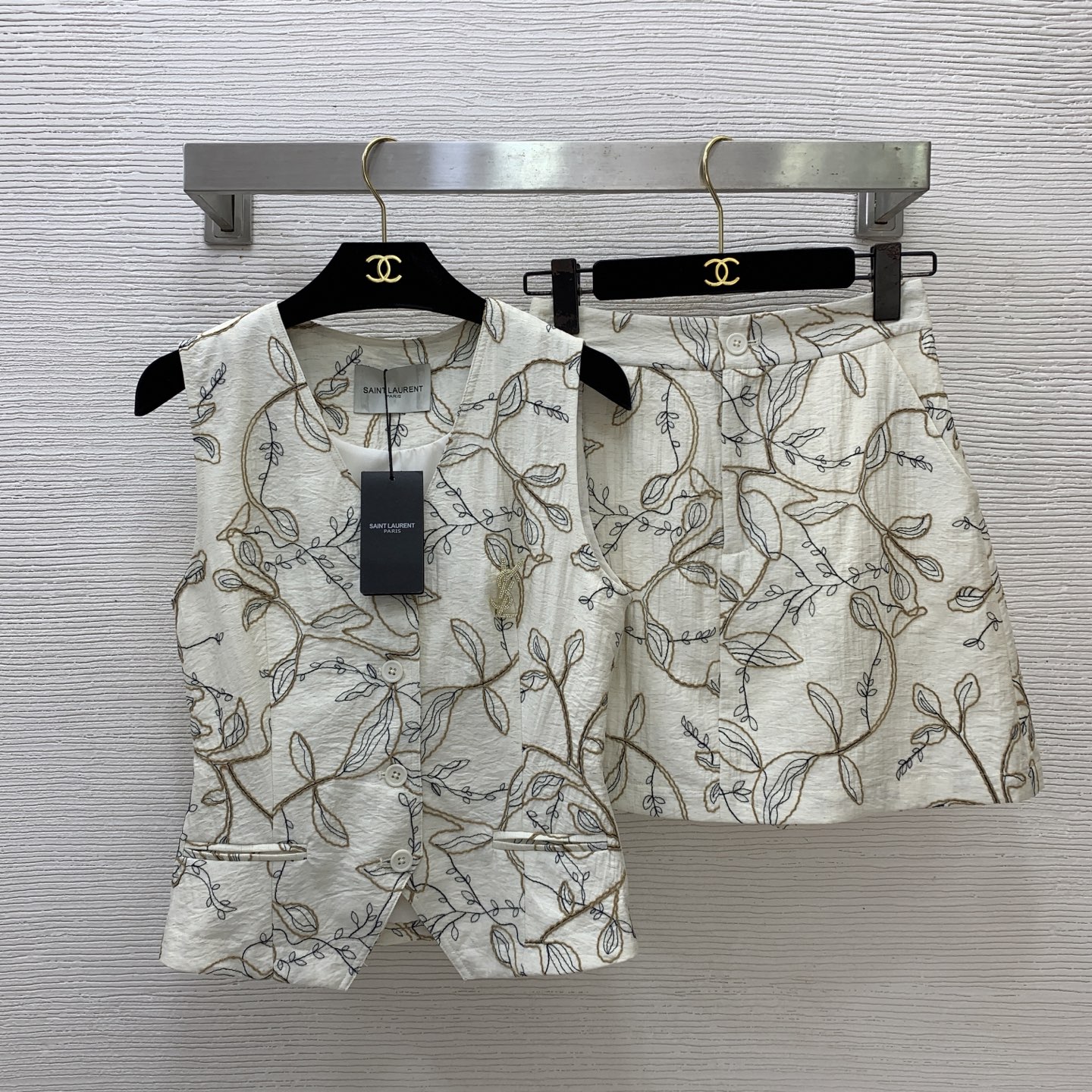 NO:867742,No. G26060828 Saint Laurent's new YSL high-end customized Tencel linen fabric, heavy embroidery and elegant two-piece suit!  Slim-fitting buttoned V-neck sleeveless vest top (comes with a brooch), zippered button fly, high-waisted A-line skirt and skirt!  (S size bust 82~86, waist 70, mid-back length 49; waist 62~74 back elastic, skirt length 41), saint laurent-clothing, saint laurent, saint laurent, skirts, brooch, breastpin,19860909号G26060828 圣罗兰 新YSL高端定制天丝亚麻面料、枝叶重工绣花气质高雅两件套装！修身显瘦系扣V领无袖马甲上衣(送胸针)拉链系扣门襟高腰A字短裙半身裙！ （S码胸围82～86,腰部70,后中长49；腰围62～74后背弹力,裙长41）,圣罗兰-服装,saint laurent,saint laurent,skirts,brooch，breastpin,,Women's clothing
