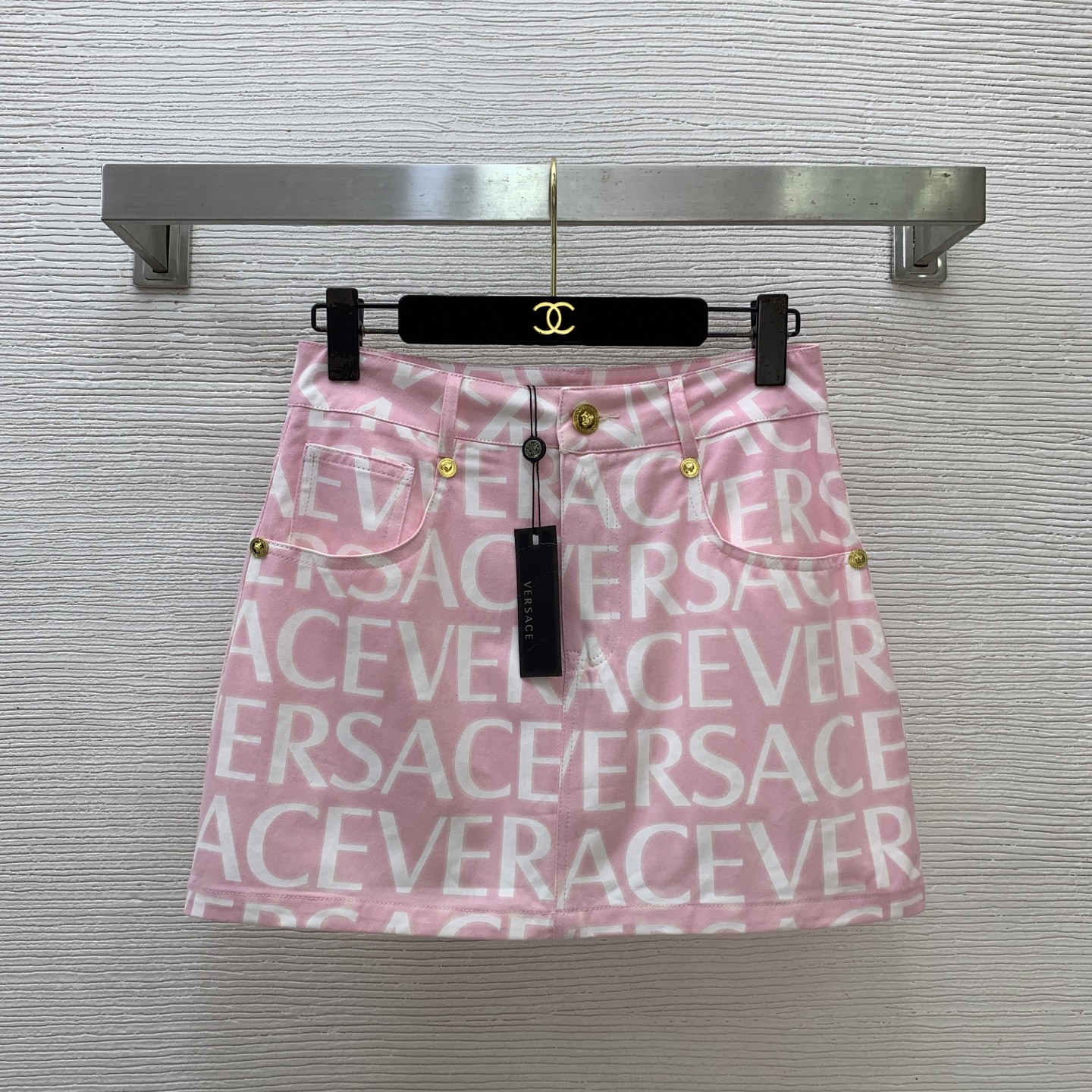NO:867773,No. D26060734 VERSAC* latest Medusa head gold buckle all-over letter logo printed A-line high-waist slim denim short skirt!  Light khaki, pink, (M size waist 70, hips 94, skirt length 37), Versace-clothing,versace,versace,skirts,19860909号D26060734 VERSAC*新 美杜莎头像金扣通体字母logo印花A字高腰显瘦牛仔短裙半身裙！浅卡其、粉色、（M码腰围70,臀围94,裙长37）,范思哲-服装,versace,versace,skirts,,Women's clothing