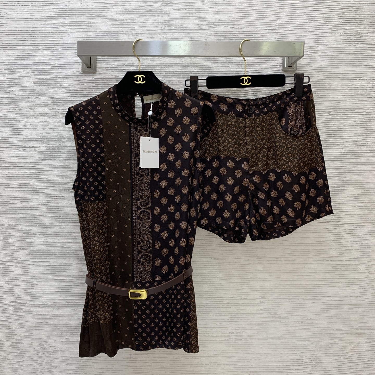 NO:878246,Style No. G26060734 ZIMMERMA*N ZIMMERMA*N Australian brand high-end customized rayon jacquard fabric, jacquard lining, ethnic fashion and versatile two-piece suit!  Small stand-up collar, sleeveless and elegant waist-cinching top with zipper fly and high-waisted shorts!  (M size bust 88, length 67; waist 68, hips 98, pants length 35),,shorts,19860909款号G26060734 ZIMMERMA*N 兹默曼澳洲品牌高端定制人丝香云纱提花面料、内里提花内衬民族风时尚百搭两件套装！小立领无袖搭配腰带收腰气质上衣拉链门襟高腰小短裤！ （M码胸围88,衣长67；腰围68,臀围98,裤长35）,,shorts,,Women's clothing