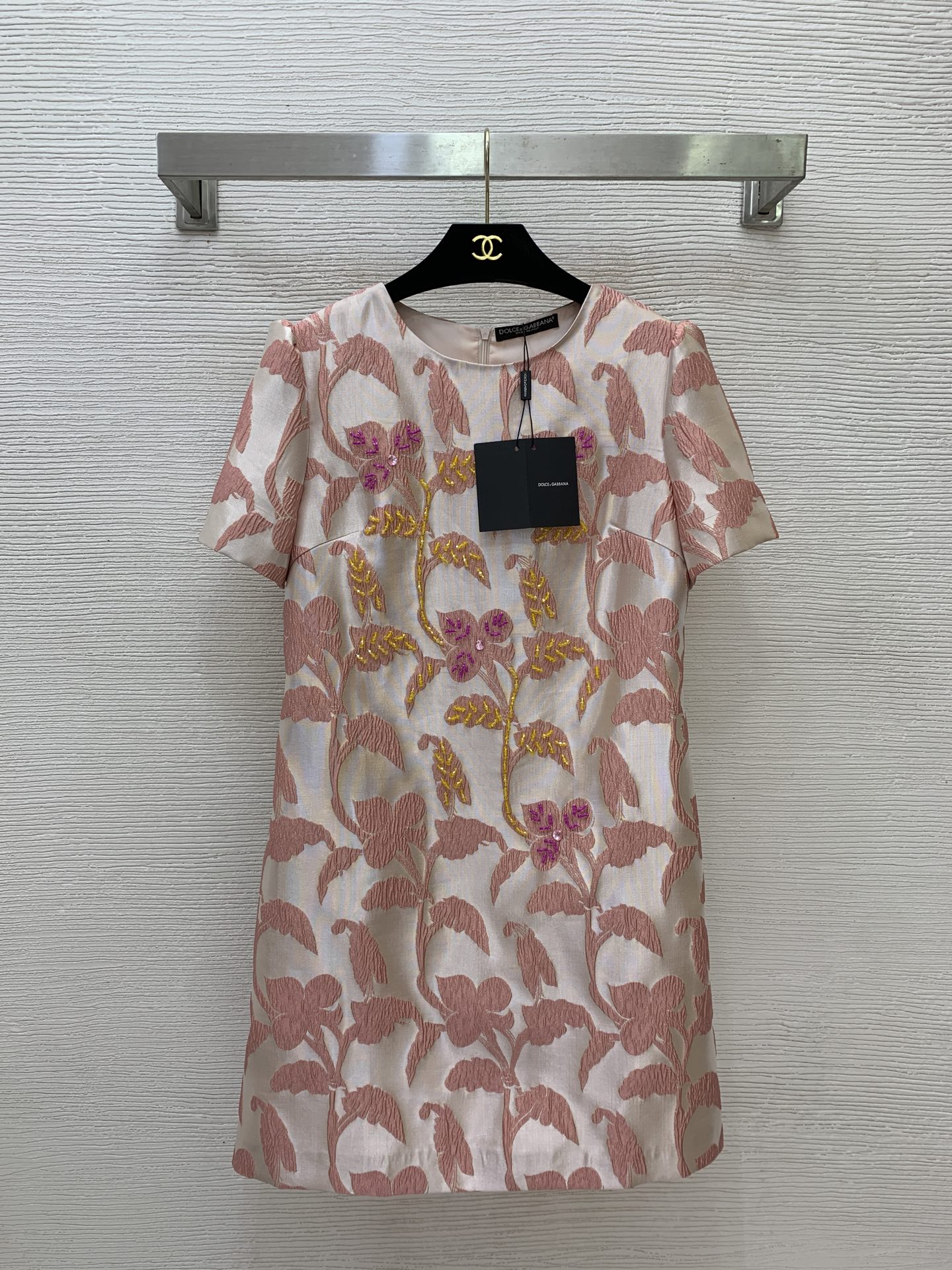 NO:886575,Style number G26061286 & Dolce & Gabbana DG* new high-end customized plant jacquard fabric style is crisp and stylish!  Slim-fitting banquet dress with heavy embroidery and diamond decoration on the chest, short-sleeved dress!  Pink, yellow, (M size shoulder width 36, bust 86, sleeve length 21, skirt length 87),,Dolce&Gabbana,skirts,T-shirt,19860909款号G26061286 &杜嘉班纳DG*新款高端定制植物提花面料版型挺括有型！胸前重工绣钻装饰修身显瘦宴会礼服裙短袖连衣裙！粉色、黄色、 （M码肩宽36,胸围86,袖长21,裙长87）,,Dolce&Gabbana,skirts,T-shirt,,Women's clothing