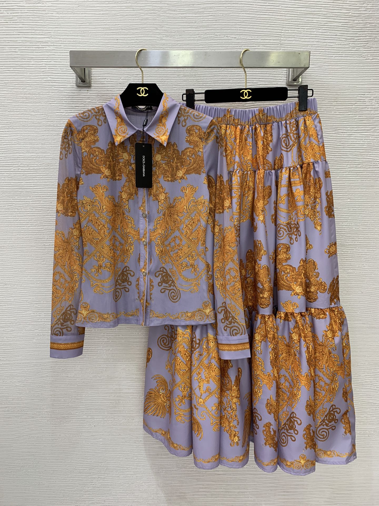 NO:883282,No. D26061258 & Dolce & Gabbana DG* new palace style golden retro print temperament and fashionable two-piece suit!  Button-fly lapel slim fit long-sleeved mesh shirt top with segmented splicing high waist and wide hem long skirt!  (L size shoulder width 36, bust 82, sleeve length 59, dress length 57; waist 68 ~ 88 elastic, skirt length 92), Dolce&Gabbana-clothing, Dolce&Gabbana, skirts,19860909号D26061258 &杜嘉班纳DG*新宫廷风金色复古印花气质时尚两件套装！系扣门襟翻领修身显瘦长袖网纱衬衣上衣分段式拼接高腰大摆长半身裙！ （L码肩宽36,胸围82,袖长59,衣长57；腰围68～88弹力,裙长92）,杜嘉班纳-服装,Dolce&Gabbana,skirts,,Women's clothing