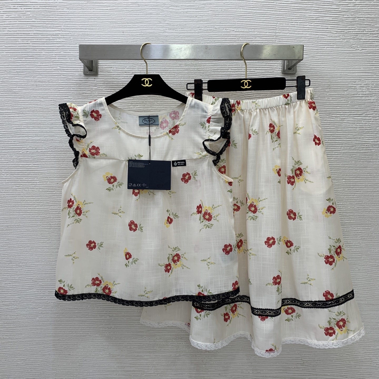 NO:886608,Top, skirt, model number D26061243 PRAD*A new P family custom-made lace contrasting edge stitching small red flower print age-reducing temperament linen cotton two-piece suit!  Letter logo badge loose round neck flying sleeves top with elastic waist and wide hem mid-length skirt!  (M size shoulder width 36, bust 102, sleeve length 4 with lace, dress length 53 with lace; waist 66 to 92 elastic, skirt length 67 with lace),, prada, skirts,19860909上衣 半裙 款号D26061243 PRAD*A新款P家定制蕾丝撞色边拼接小红花印花减龄气质亚麻棉两件套装！字母logo胸章宽松圆领飞飞袖上衣松紧腰大摆中长款半身裙！（M码肩宽36,胸围102,袖长4含蕾丝,衣长53含蕾丝；腰围66～92弹力,裙长67含蕾丝）,,prada,skirts,,Women's clothing