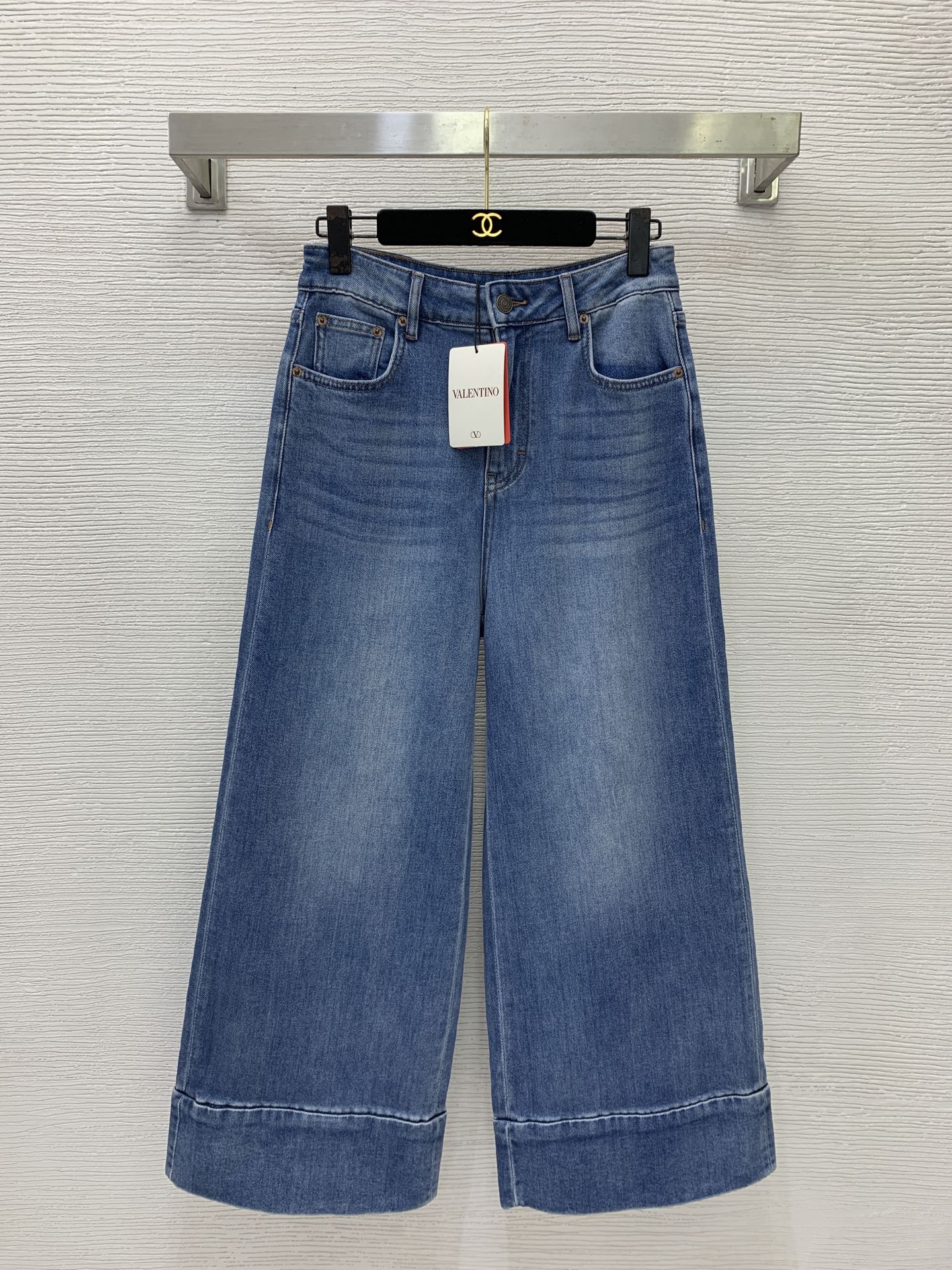 NO:883408,No. G26061246 VALENTIN*O New high-end customized washed soft denim cotton fabric, distressed letter logo hardware accessories, wide hem stitching, classic V-shaped metal accessories, pocket decoration, loose wide-leg jeans!  26-27-28-29-30 (size 29 waist 70 micro-elastic, hip 96, pants length 96), Valentino-clothing, valentino, valentino, jeans,19860909号G26061246 VALENTIN*O华伦家新 高端定制洗水软牛仔棉面料、做旧字母logo五金配件裤脚宽边拼接经典V字金属配件口袋装饰宽松阔腿牛仔裤！26-27-28-29-30（29码腰围70微弹力,臀围96,裤长96）,华伦天奴-服装,valentino,valentino,jeans,,Women's clothing