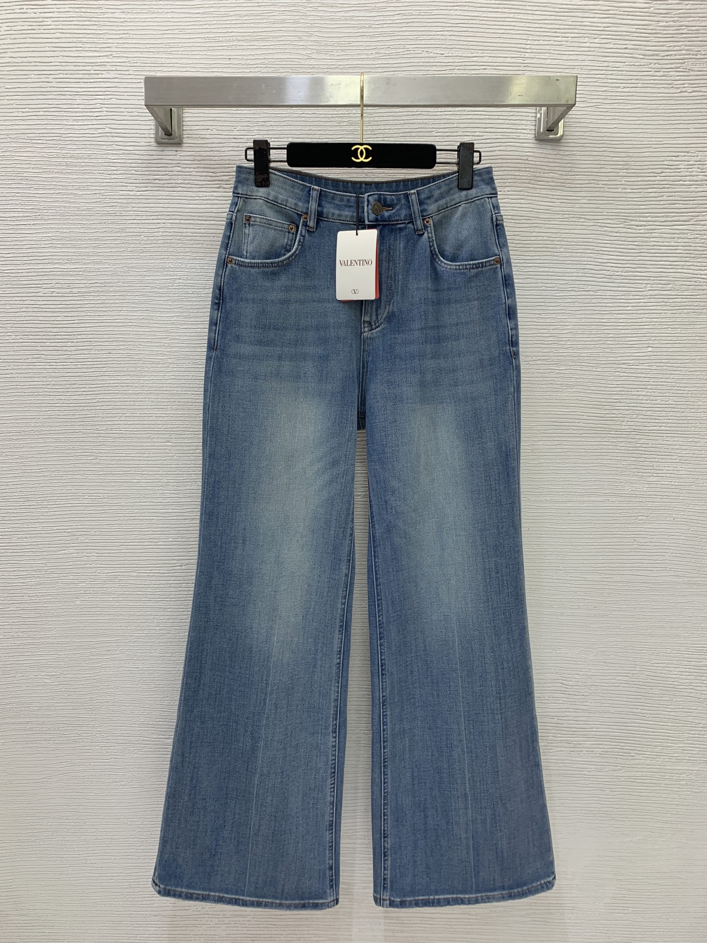 NO:883398,No. G26061275 VALENTIN*O New high-end customized washed soft denim cotton fabric letter logo hardware accessories, classic V-shaped metal accessories pocket decoration loose wide-leg jeans!  26-27-28-29-30 (size 28 waist 70 micro-elastic, hip 100, pants length 108), Valentino-clothing, valentino, valentino, jeans,19860909号G26061275 VALENTIN*O华伦家新 高端定制洗水软牛仔棉面料字母logo五金配件、经典V字金属配件口袋装饰宽松阔腿牛仔裤！26-27-28-29-30（28码腰围70微弹力,臀围100,裤长108）,华伦天奴-服装,valentino,valentino,jeans,,Women's clothing