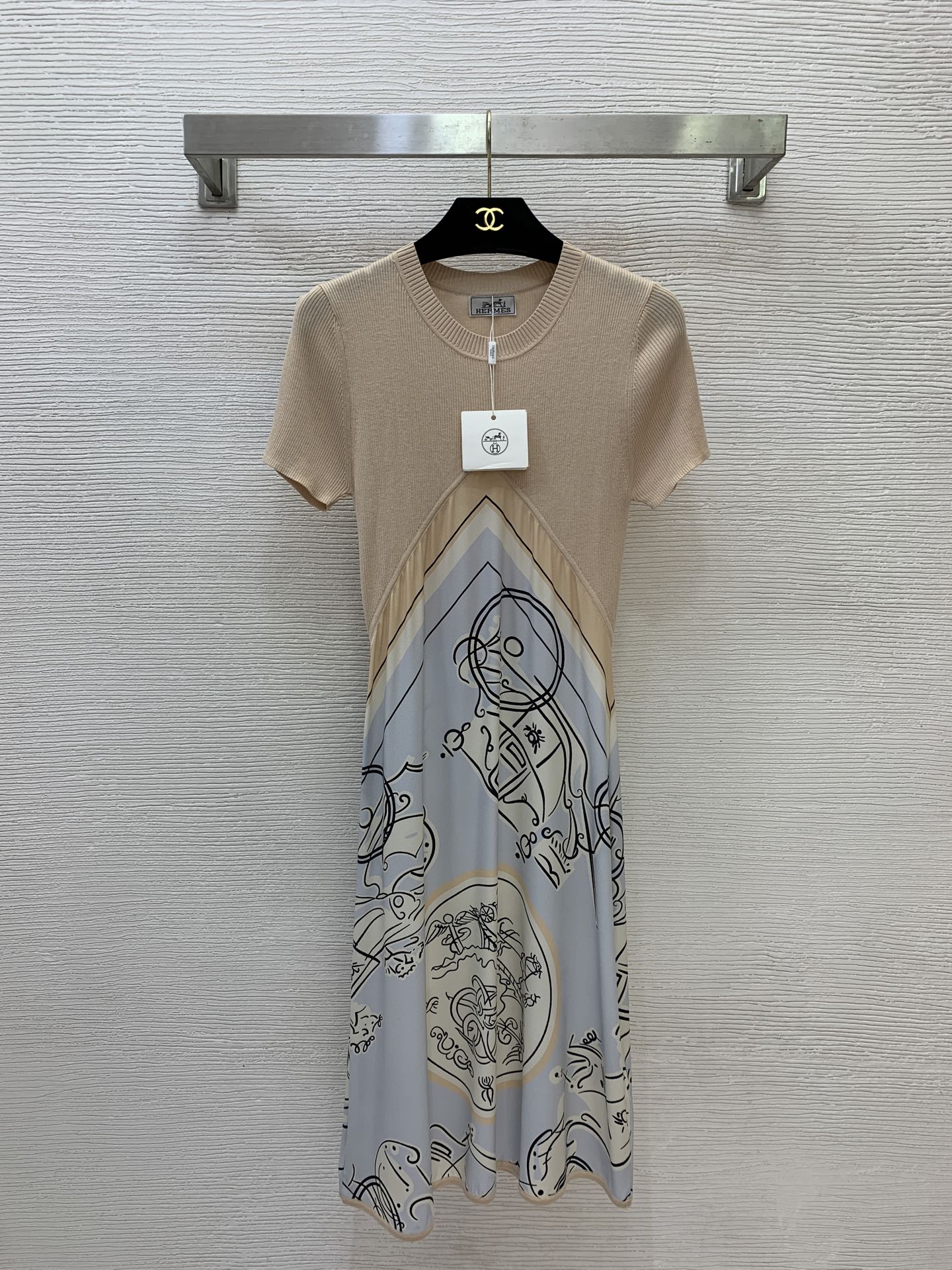 NO:888756,Model No. G26061384 HERM*S new high-end boutique custom-made 19mm Silk silk twill fabric spliced ​​knitted fabric, circle wheel pattern print slimming slim long-sleeved short-sleeved knitted dress!  Khaki, navy blue, (S size bust 62, sleeve length 18, skirt length 100), hermes, skirts, T-shirt, real silk,19860909款号G26061384 HERM*S新款高端精品定制19姆米Silk真丝斜纹绸面料拼接针织面料、圆圈车轮图案印花修身显瘦大摆短袖针织连衣裙！卡其色、藏蓝色、（S码胸围62,袖长18,裙长100）,,hermes,skirts,T-shirt,real silk,,Women's clothing