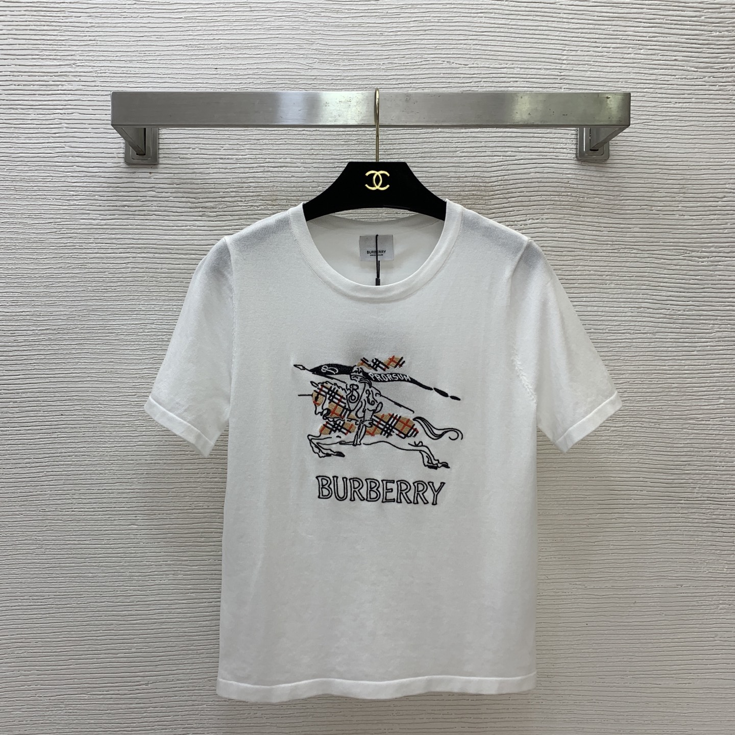 NO:886589,No. D26061467 BURBERR*Y new B home customized classic knight war horse embroidered large badge round neck pullover short-sleeved sweater top!  Pink, white, black, (M size bust 82, sleeve length 21, dress length 54), Burberry-clothing, burberry, T-shirt,19860909号D26061467 BURBERR*Y新 B家定制经典骑士战马刺绣大胸章圆领套头短袖针织衫上衣！粉色、白色、黑色、（M码胸围82,袖长21,衣长54）,博柏利-服装,burberry,T-shirt,,Women's clothing