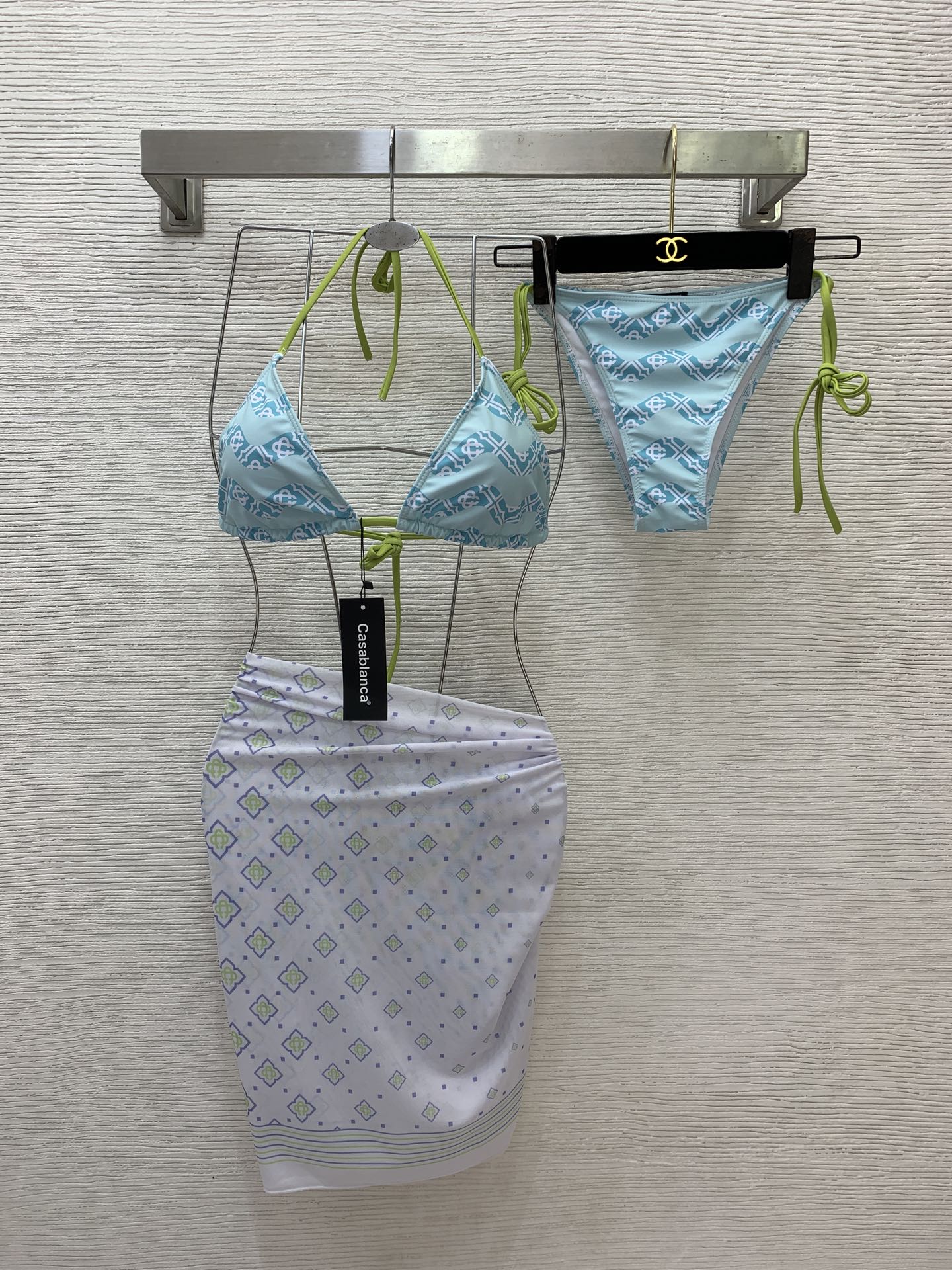 NO:892315,Style No. D26062075 Casablanca* new rhombus all-over printed sexy bikini three-piece swimming suit!  Straps, halter neck, suspender underwear, briefs, mesh square scarf, hot butt-wrapped skirt!  A must-have for seaside vacations, beach hot springs and travel!  The underwear has breast pads (kerchief size 118×114 can be used as a skirt/apron/shawl), two colors,,,,skirts,shawls,bikinis,19860909款号D26062075 Casablanca*新款菱格满身满印花性感比基尼分体游泳三件套装！绑带挂脖吊带内衣三角裤网纱方巾火辣裹臀包身半身裙！海边度假沙滩温泉旅游必备！内衣有胸垫（方巾尺寸118×114可当做半裙/围裙/披肩）两色、  ,,,skirts,shawls,bikinis,,Women's clothing